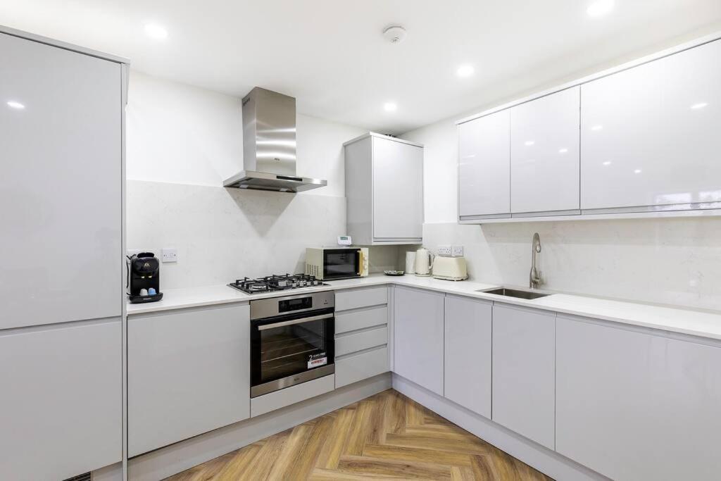 4bed 11 Occupancy Large Flat Elizabeth Line West Flat Free Parking Leilighet