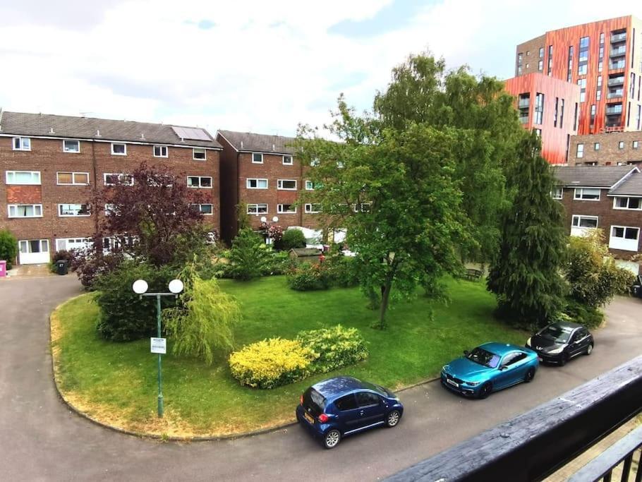 Privatunterkunft Double Bedroom With A Balcony And Ensuite Bathroom For Short Or Long In Canary Wharf With Direct Train From Heathrow, Also Convenient From Stansted And Gatwick Airport, 10 Minutes From Airport And Excel, 16 Minutes To Westmins