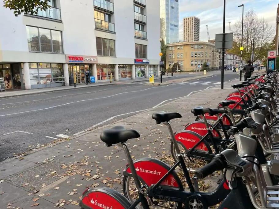 Privatunterkunft Double Bedroom With A Balcony And Ensuite Bathroom For Short Or Long In Canary Wharf With Direct Train From Heathrow, Also Convenient From Stansted And Gatwick Airport, 10 Minutes From Airport And Excel, 16 Minutes To Westmins London
