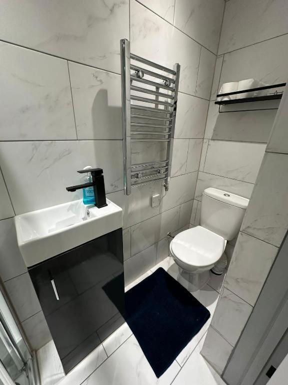Gasthof Serviced Ensuite Double - Near Greenwich Park - The O2 Arena - Nearby Transport Links To - New Cross Station - Lewisham Se14 London