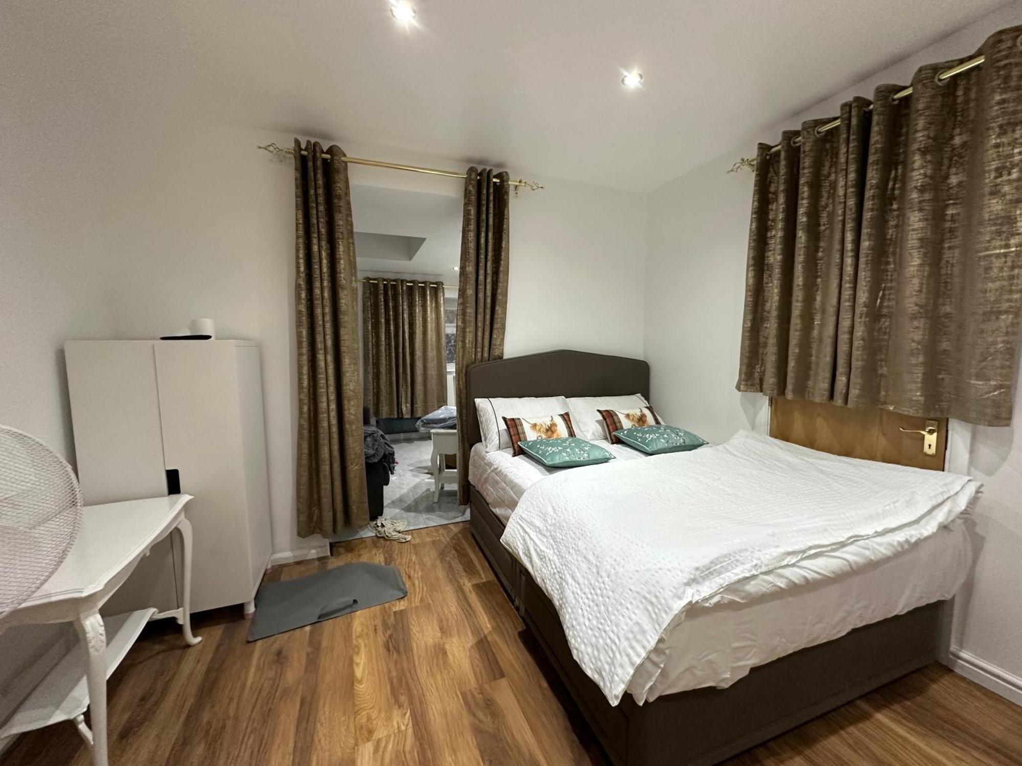 Apartment 4th Flat With Private Own Bathroom A Luxury Family Setup And Furnished With Double Bed A Double Futon-sofa Bed A Single Futon Bed A Baby Cot And Garden And Free Parking *