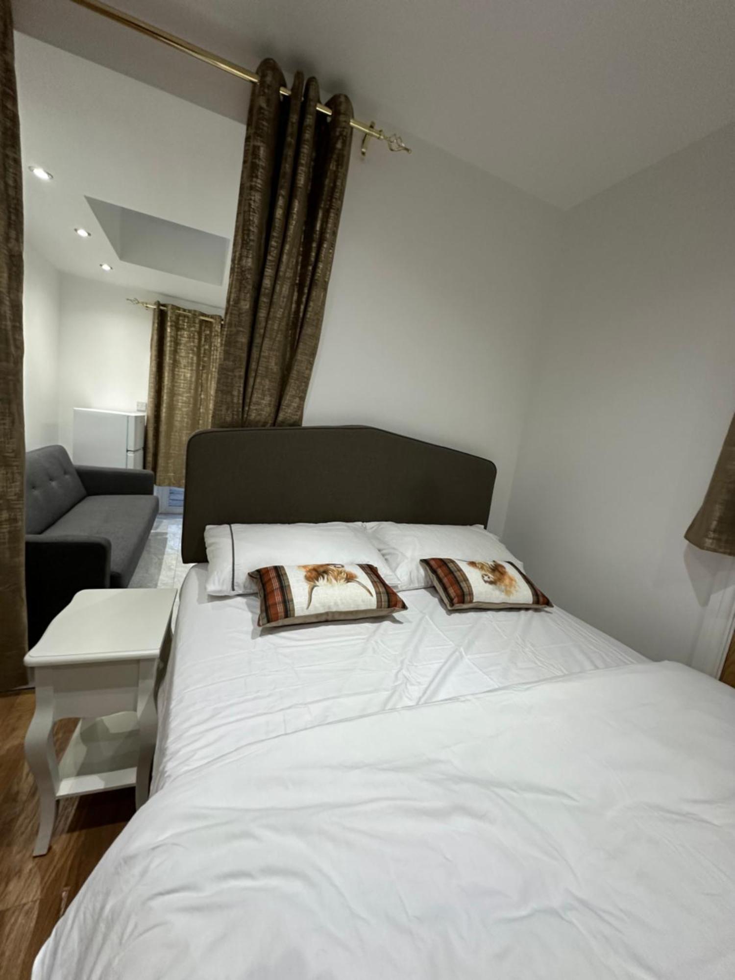 Apartment 4th Flat With Private Own Bathroom A Luxury Family Setup And Furnished With Double Bed A Double Futon-sofa Bed A Single Futon Bed A Baby Cot And Garden And Free Parking *