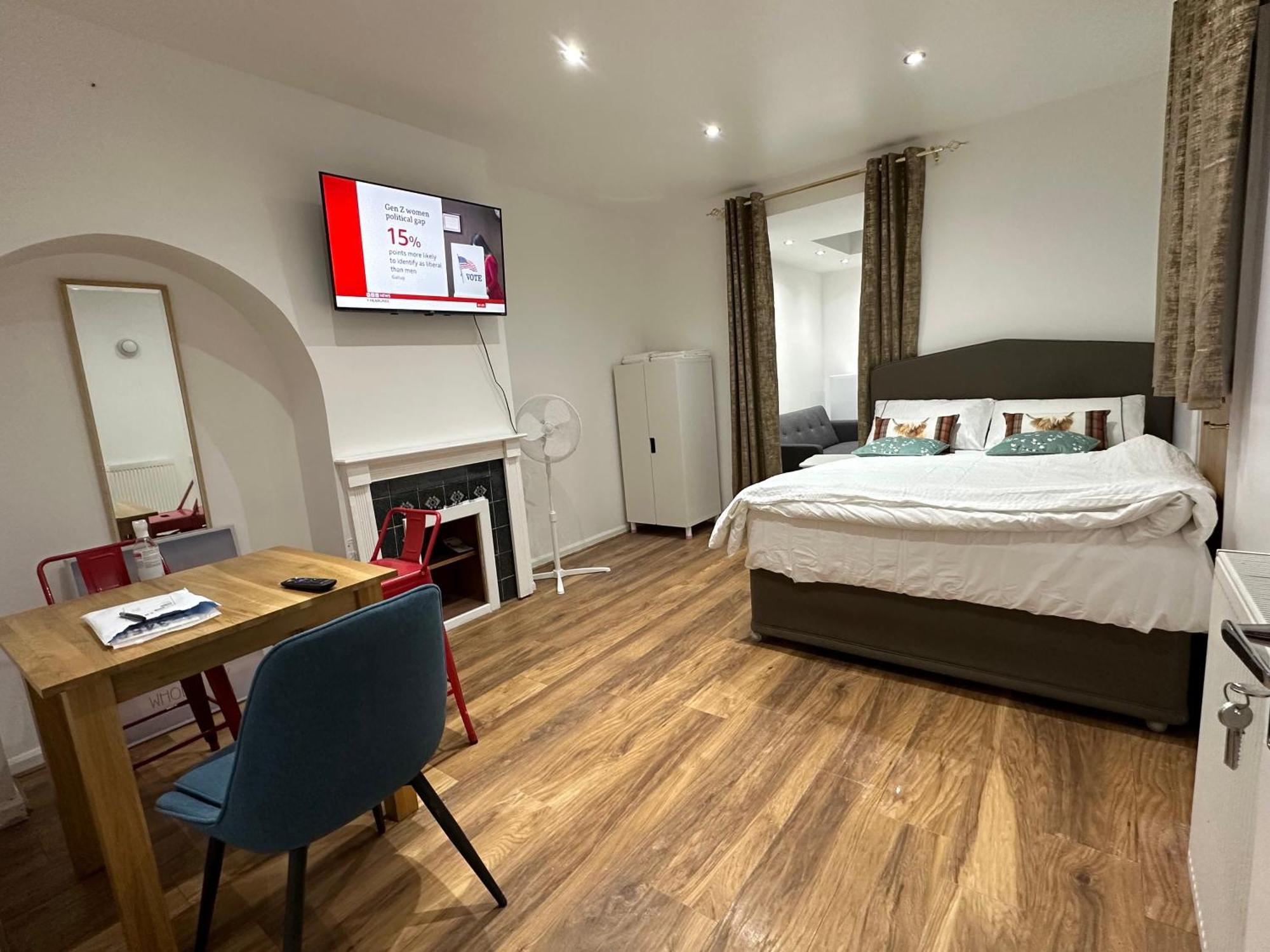 4th Flat With Private Own Bathroom A Luxury Family Setup And Furnished With Double Bed A Double Futon-sofa Bed A Single Futon Bed A Baby Cot And Garden And Free Parking * London
