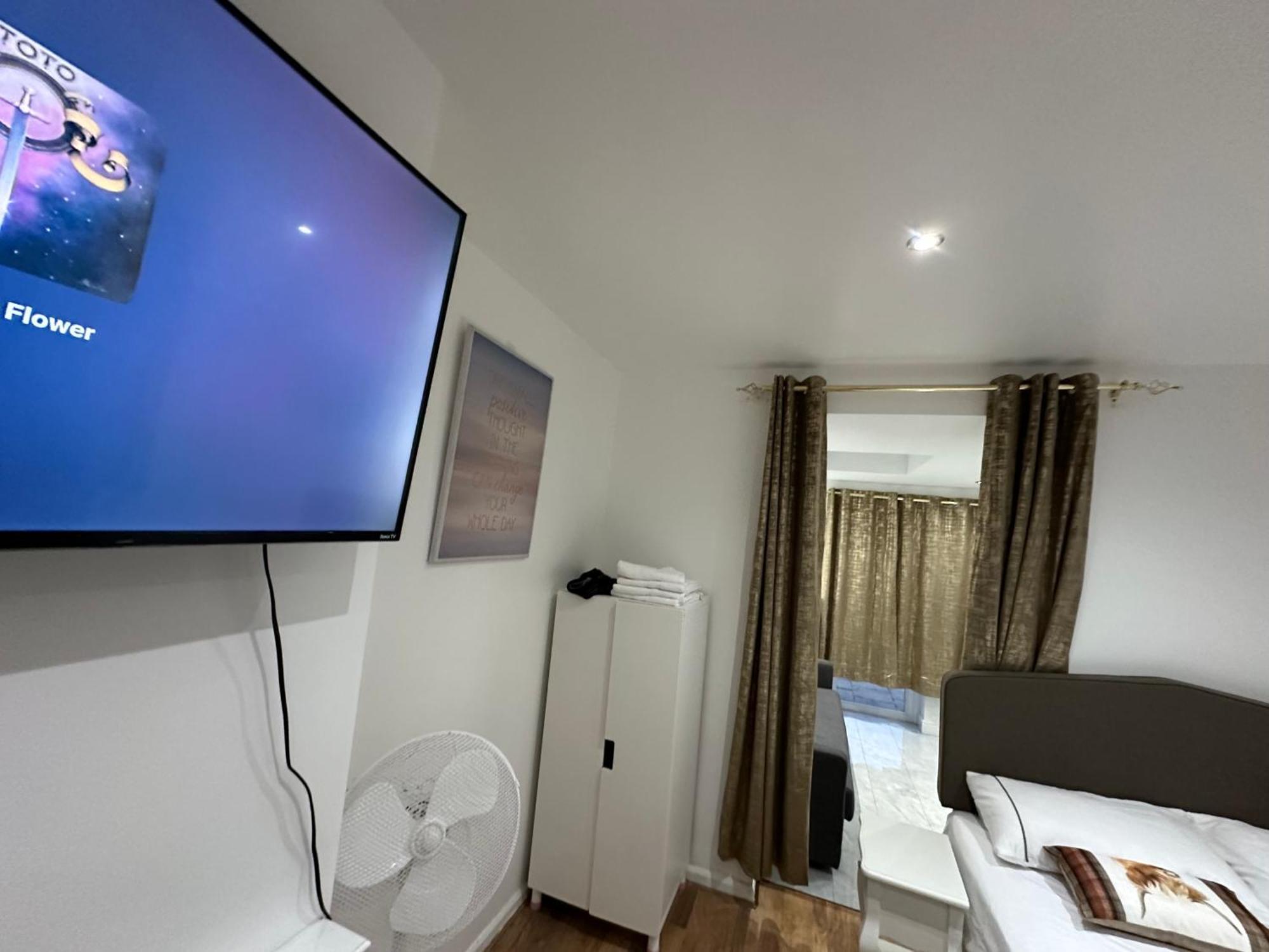Apartment 4th Flat With Private Own Bathroom A Luxury Family Setup And Furnished With Double Bed A Double Futon-sofa Bed A Single Futon Bed A Baby Cot And Garden And Free Parking