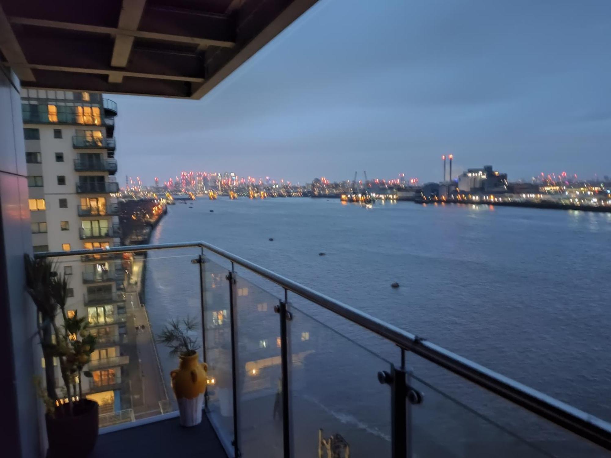 Snuggle - Riverside - Views Over Looking River Thames, Close To O2 Arena, Excel, Airport, Thames Clipper- River Boat Service, Woolwich Ferry, Onsite Parking, Twin Option Available Londres