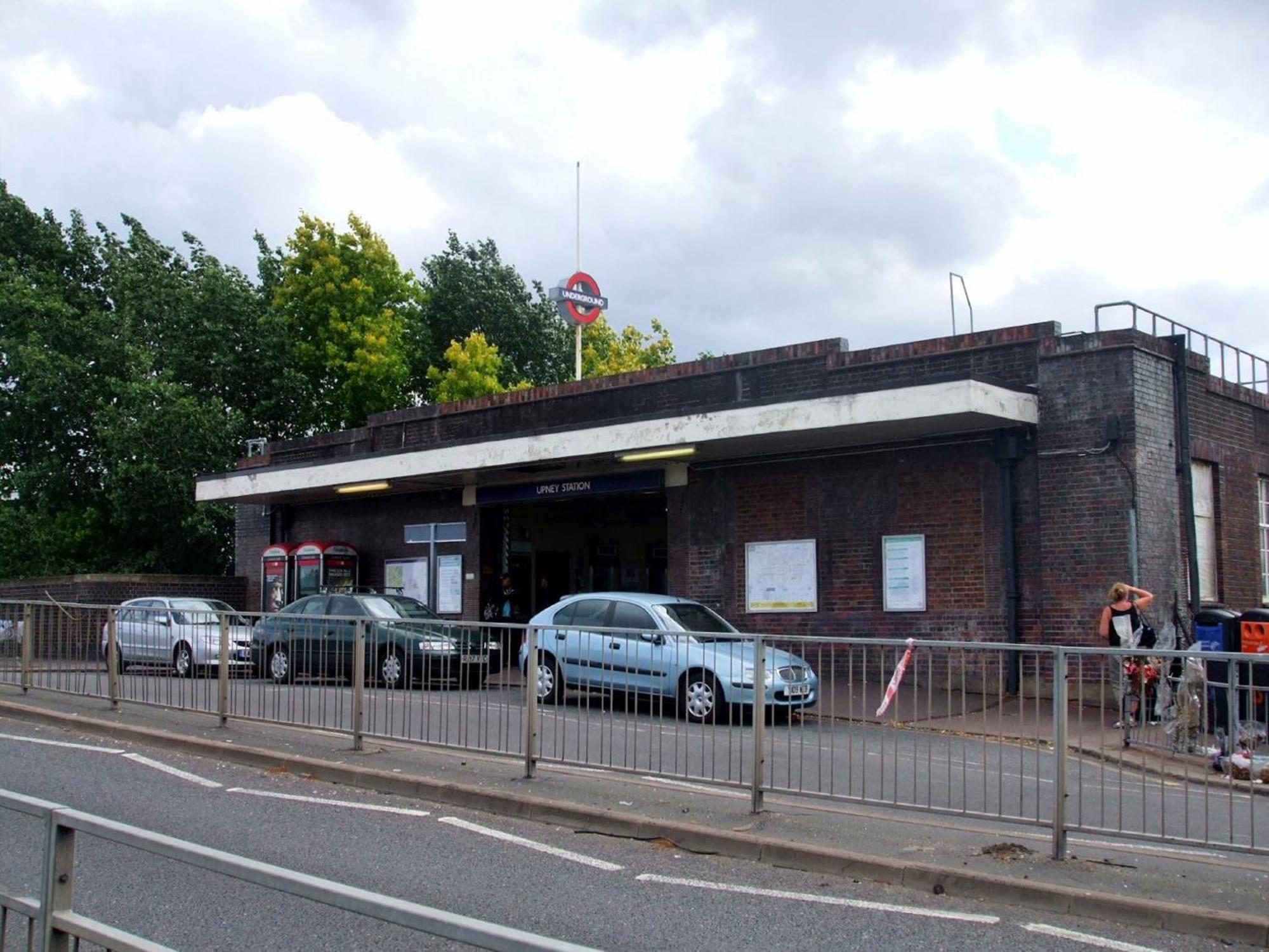 Barking House Sleeps 11 - Parking - Train Tube - Airport Holiday home *