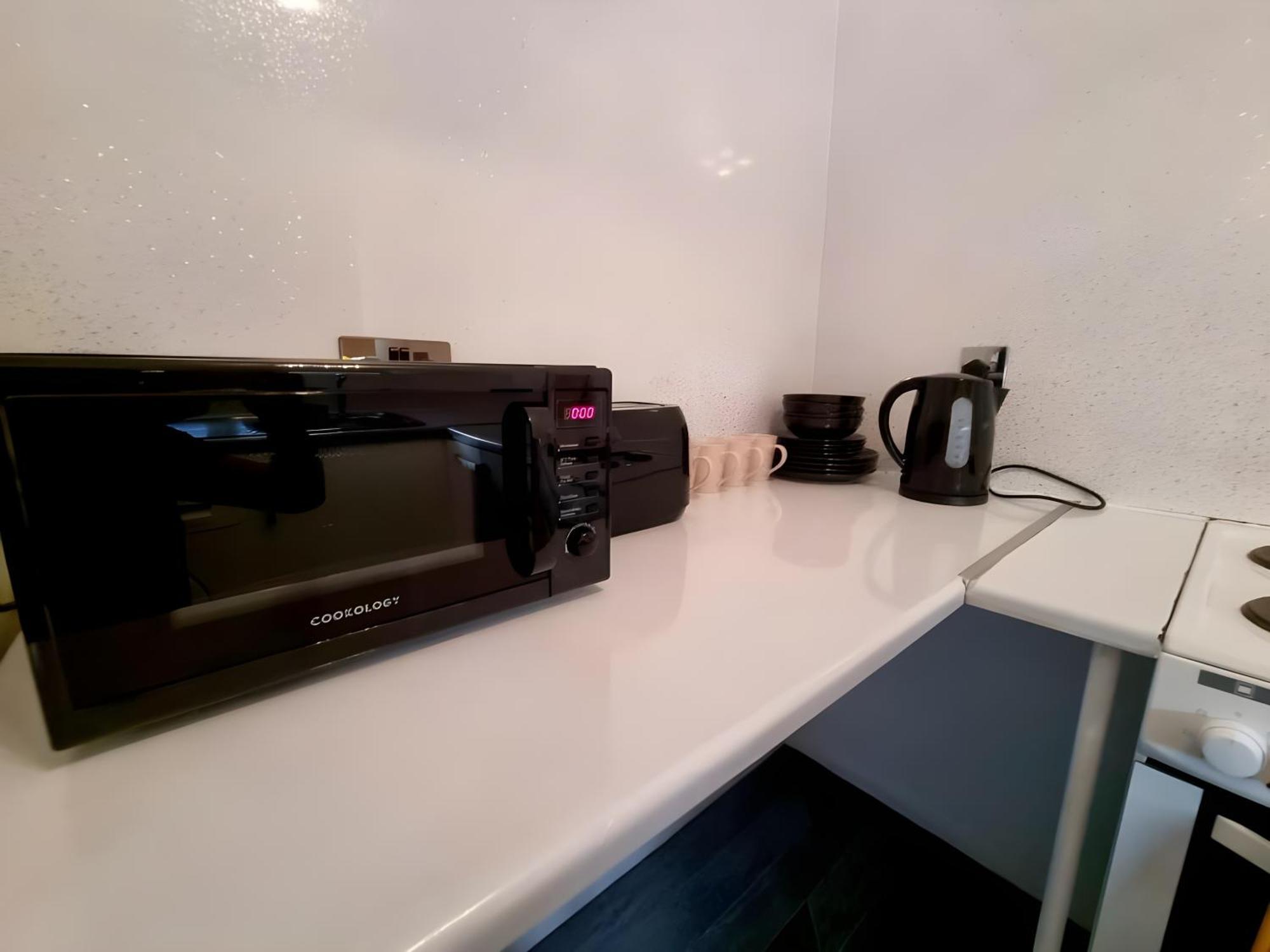 Sleek & Stylish - E15 With Parking Apartment London