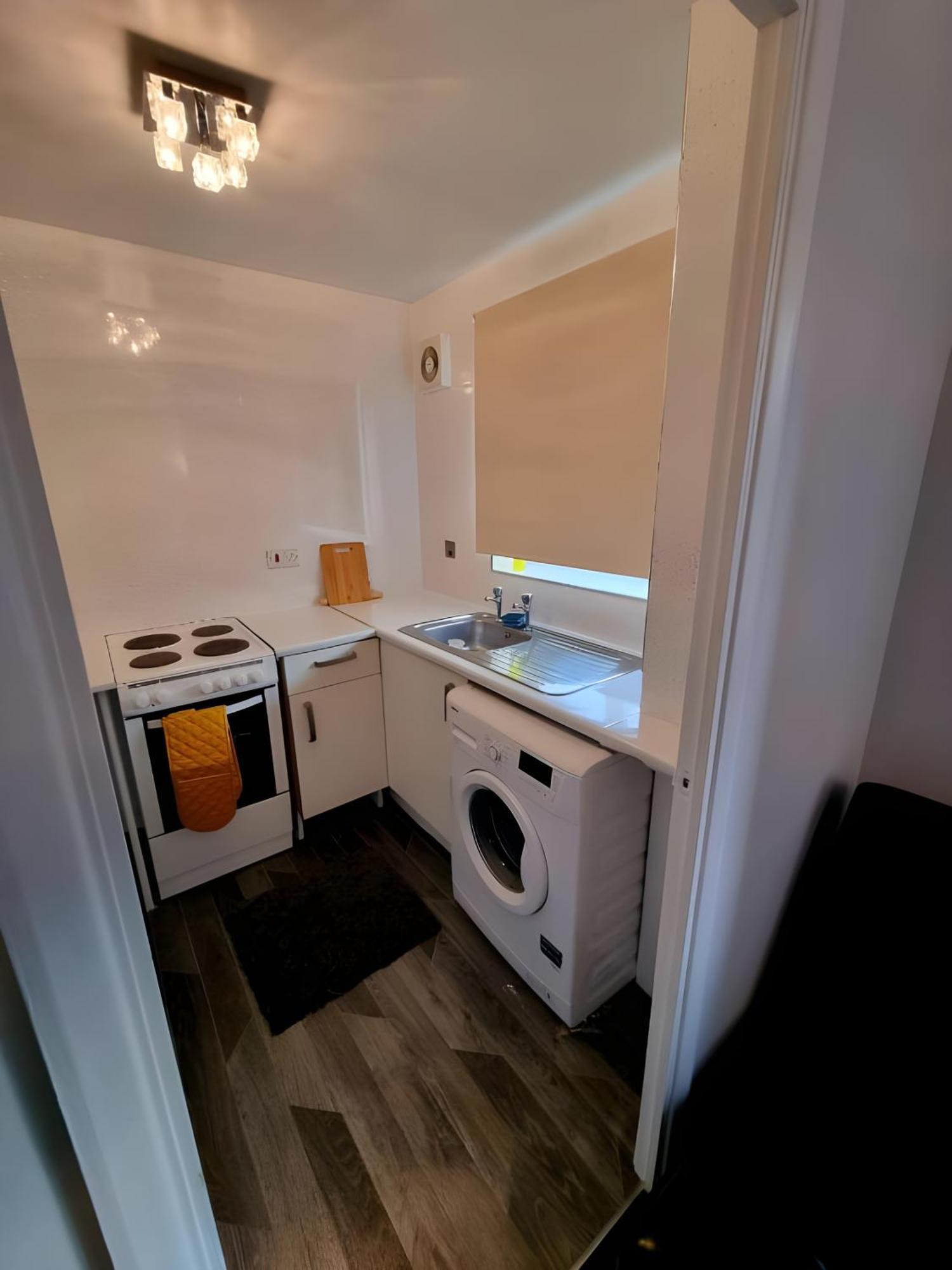 Apartment Sleek & Stylish - E15 With Parking