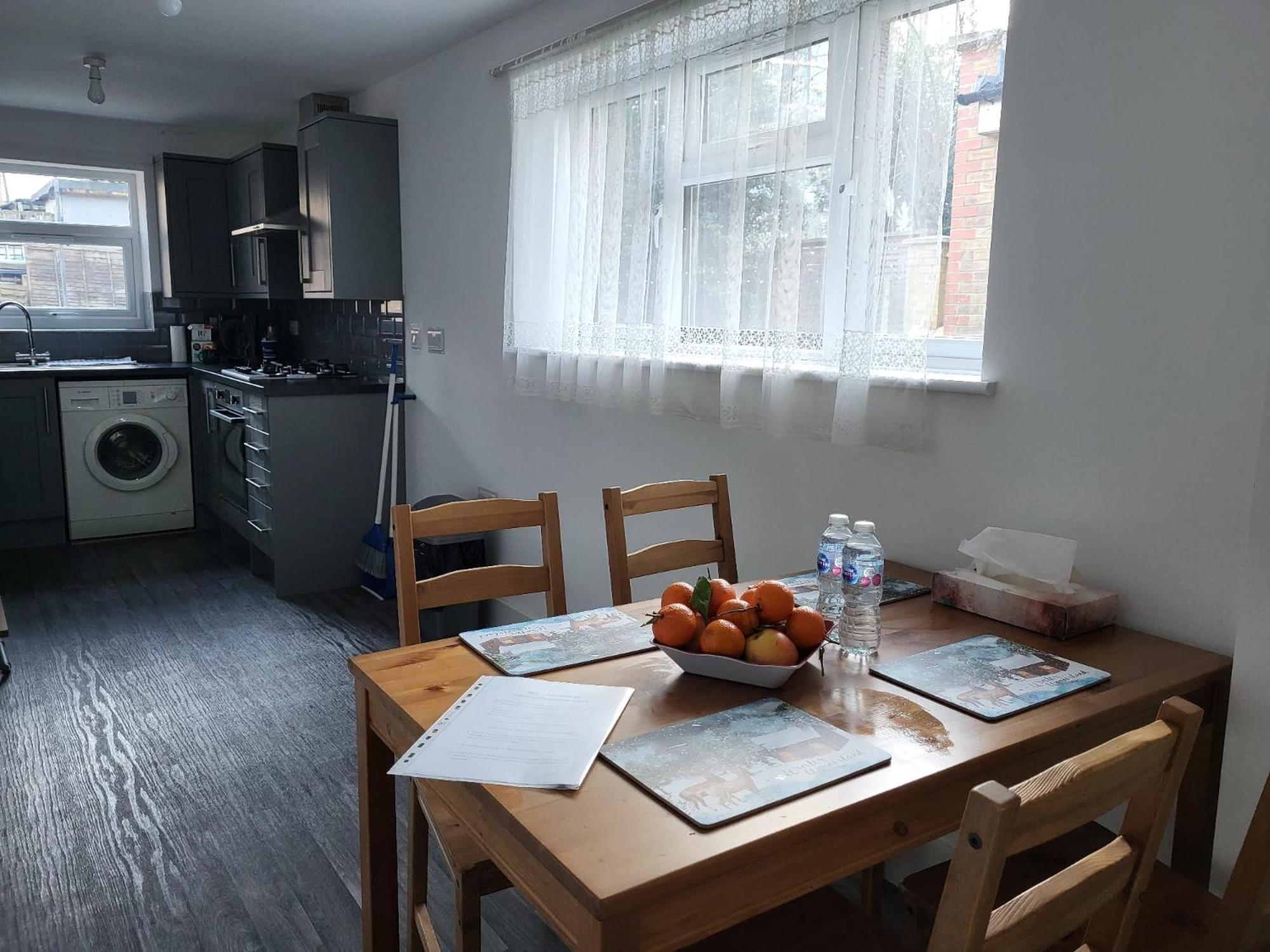 Feriehus Lovely 2-bed Fully Refurbished House In London
