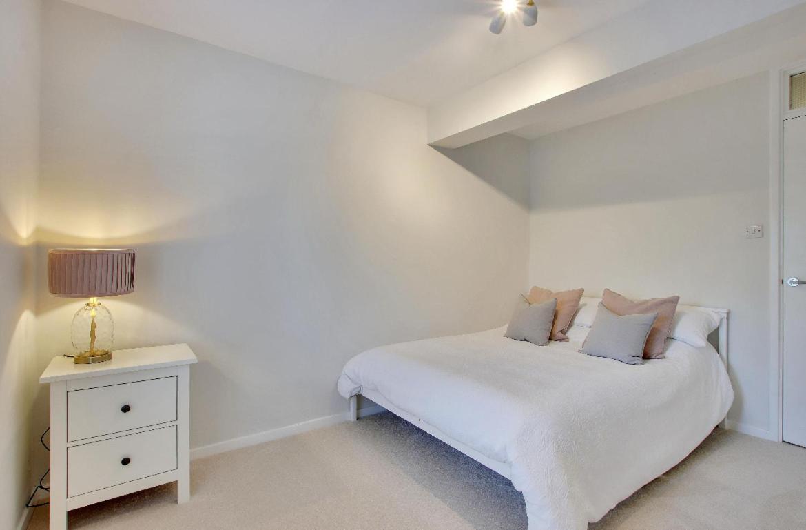 Chic 2-bed Apartment, Free Wi-fi And Parking Appartement *