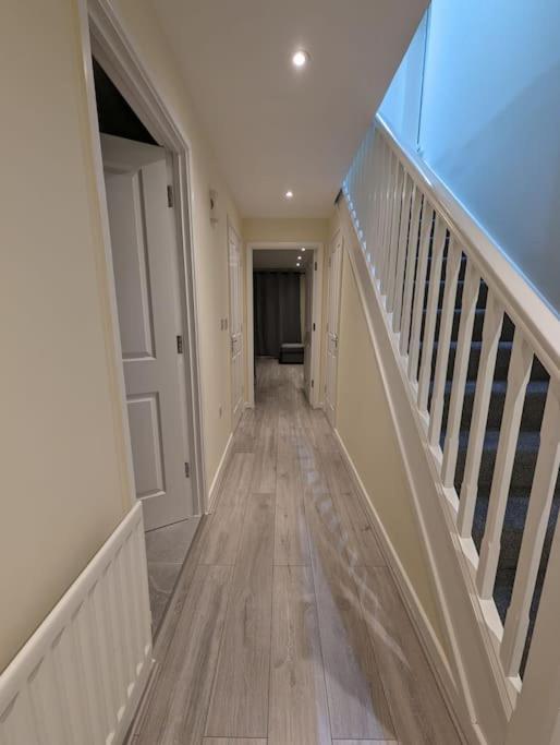 Newly Launched Two Bedroom House By Den Short Lets & Serviced With Garden Londen