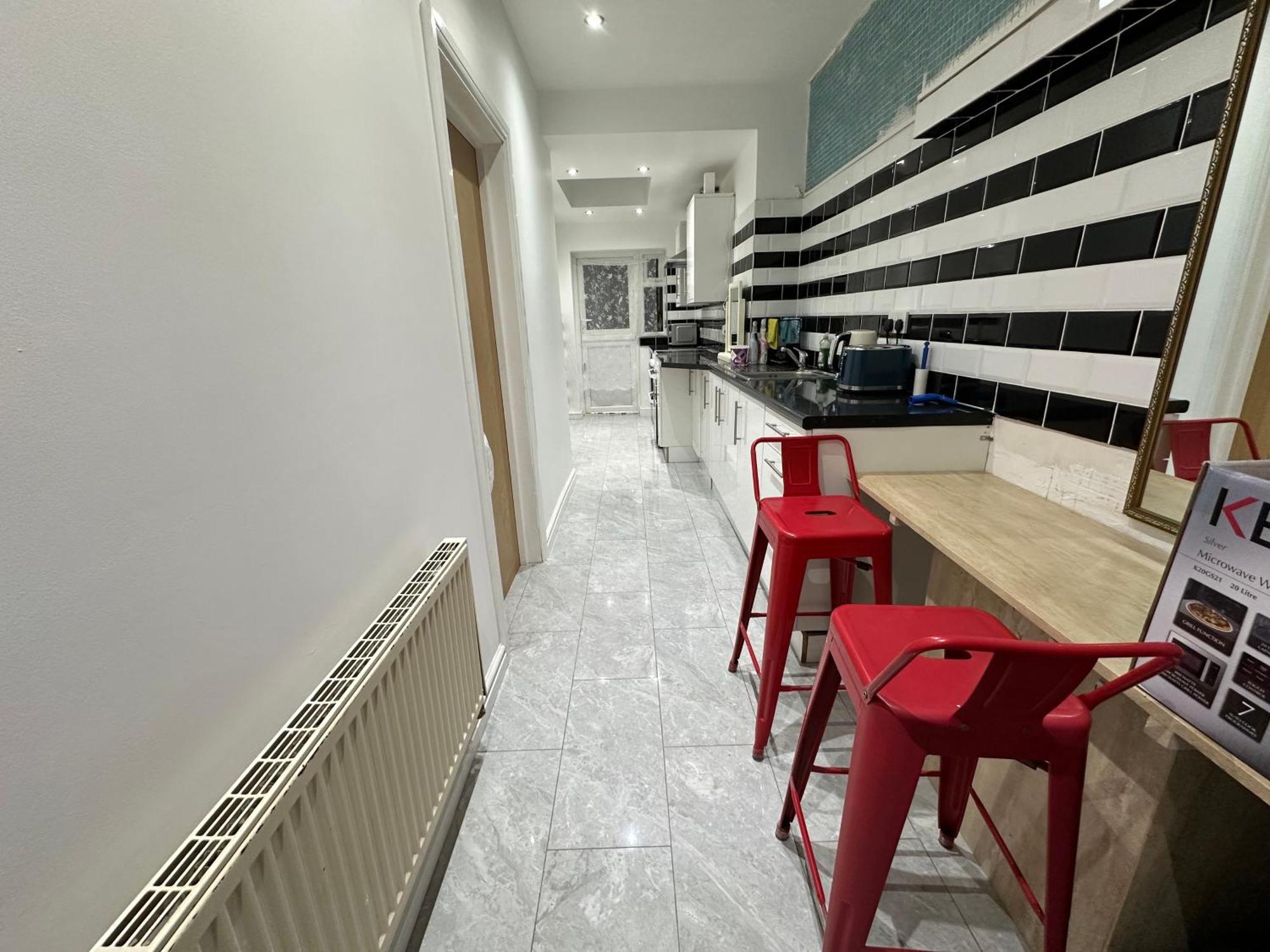 4th Flat With Private Own Bathroom A Luxury Family Setup And Furnished With Double Bed A Double Futon-sofa Bed A Single Futon Bed A Baby Cot And Garden And Free Parking Apartment London
