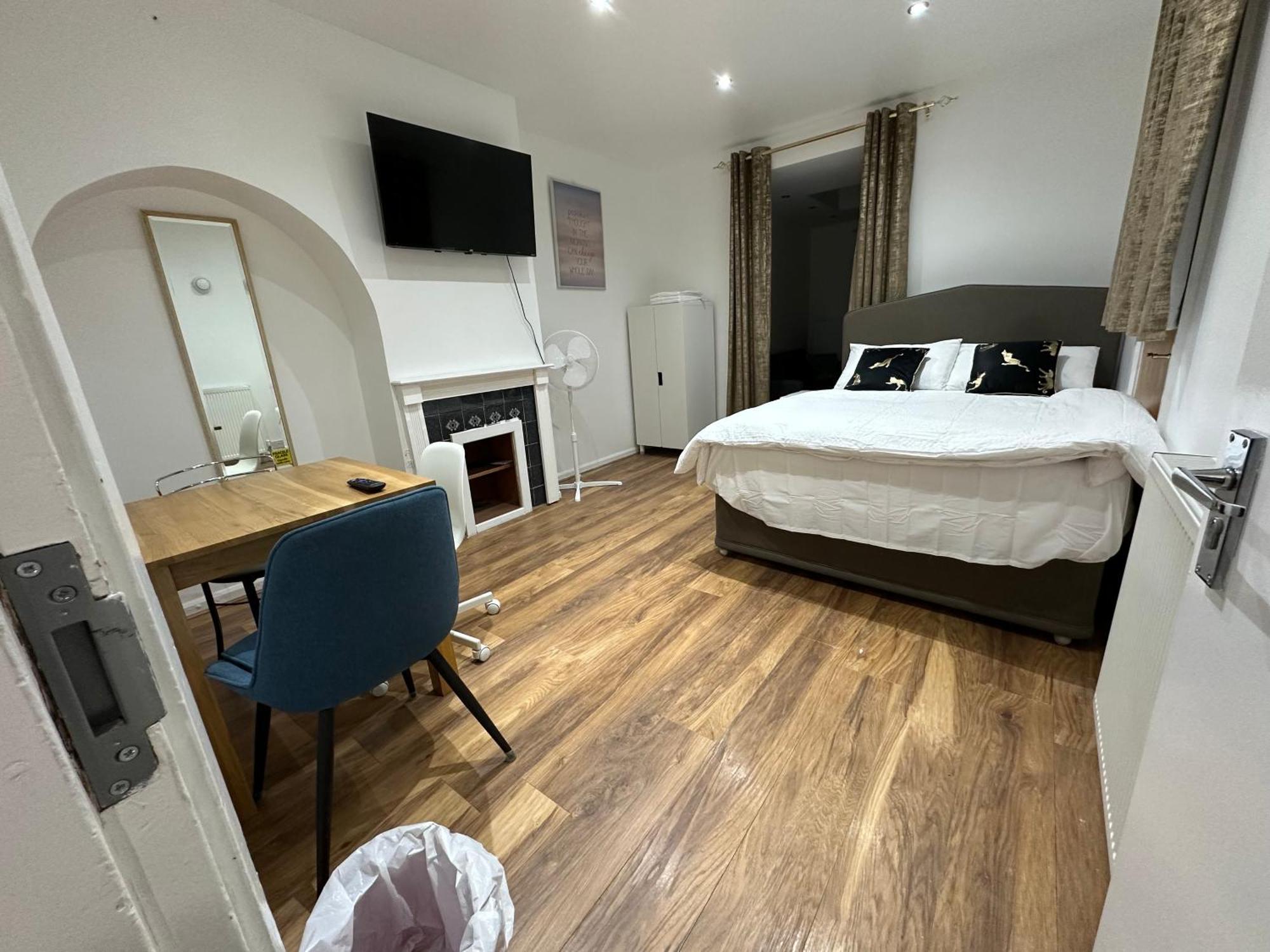 Apartment 4th Flat With Private Own Bathroom A Luxury Family Setup And Furnished With Double Bed A Double Futon-sofa Bed A Single Futon Bed A Baby Cot And Garden And Free Parking London