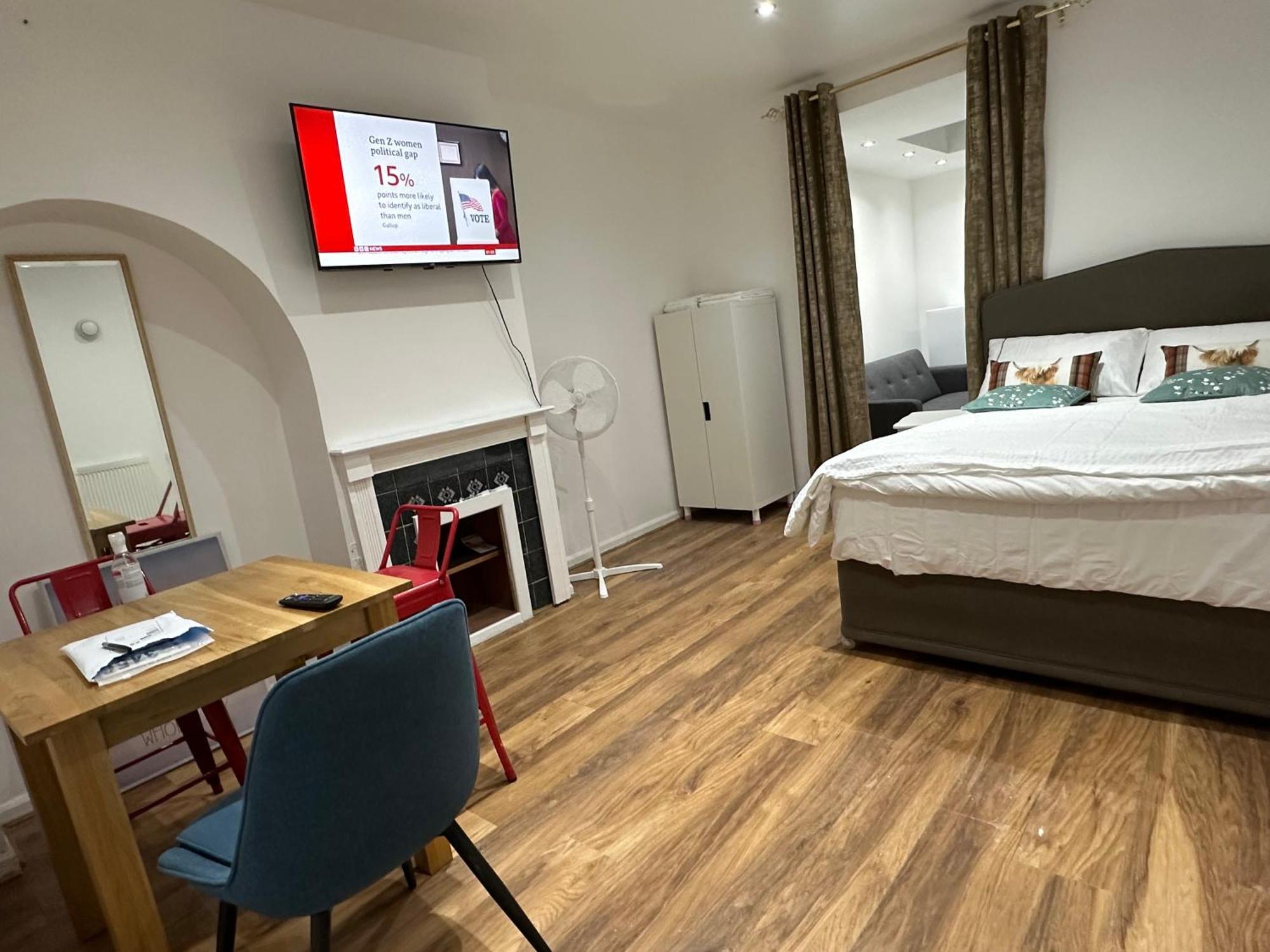 4th Flat With Private Own Bathroom A Luxury Family Setup And Furnished With Double Bed A Double Futon-sofa Bed A Single Futon Bed A Baby Cot And Garden And Free Parking Apartment