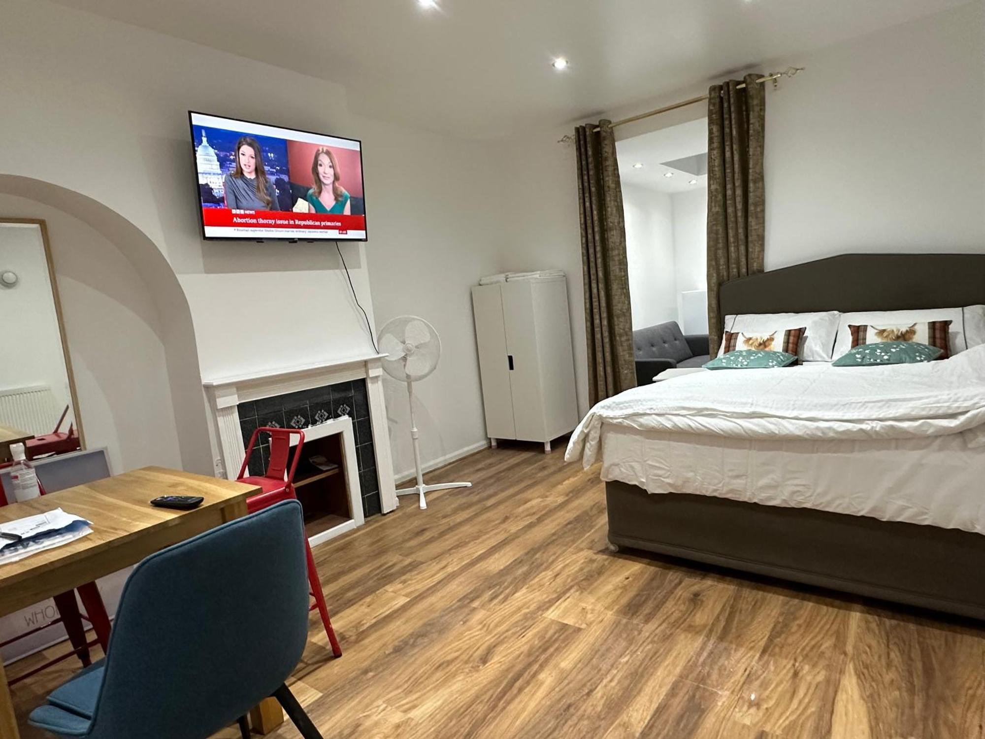 Apartment 4th Flat With Private Own Bathroom A Luxury Family Setup And Furnished With Double Bed A Double Futon-sofa Bed A Single Futon Bed A Baby Cot And Garden And Free Parking *