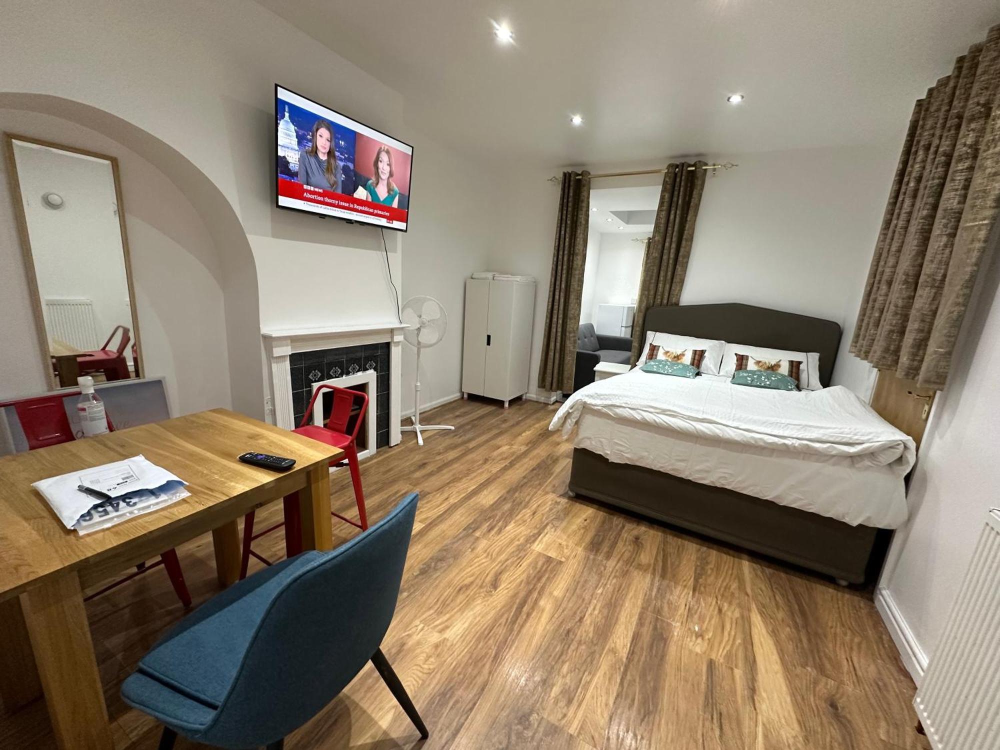 Apartment 4th Flat With Private Own Bathroom A Luxury Family Setup And Furnished With Double Bed A Double Futon-sofa Bed A Single Futon Bed A Baby Cot And Garden And Free Parking