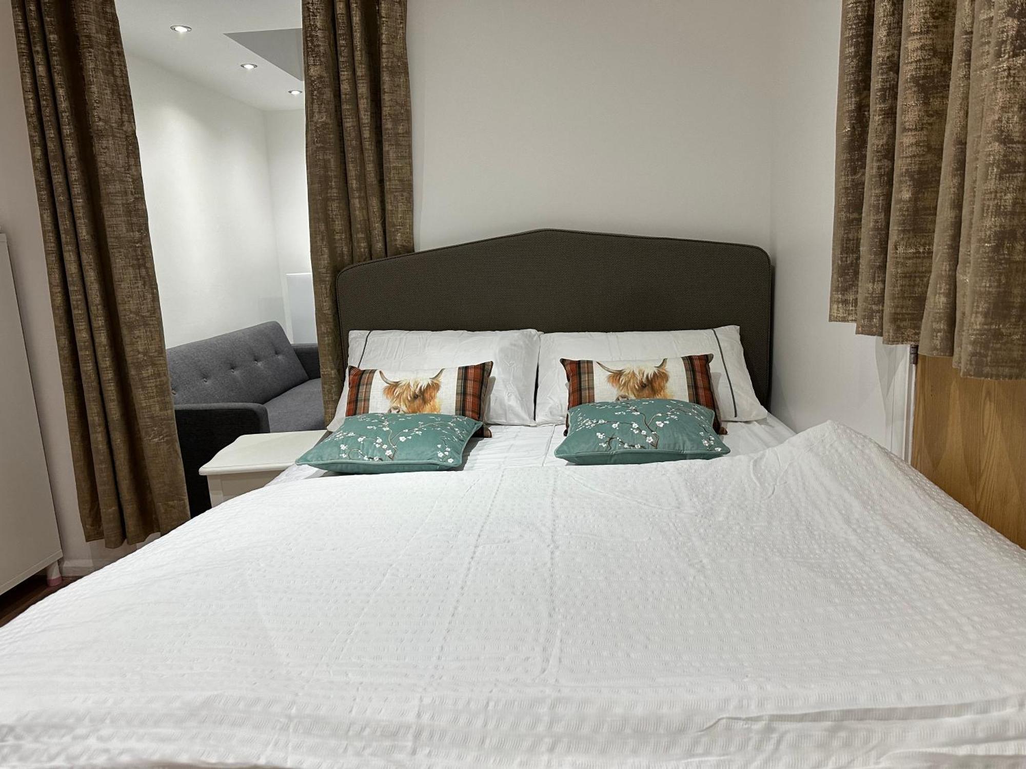 4th Flat With Private Own Bathroom A Luxury Family Setup And Furnished With Double Bed A Double Futon-sofa Bed A Single Futon Bed A Baby Cot And Garden And Free Parking * London