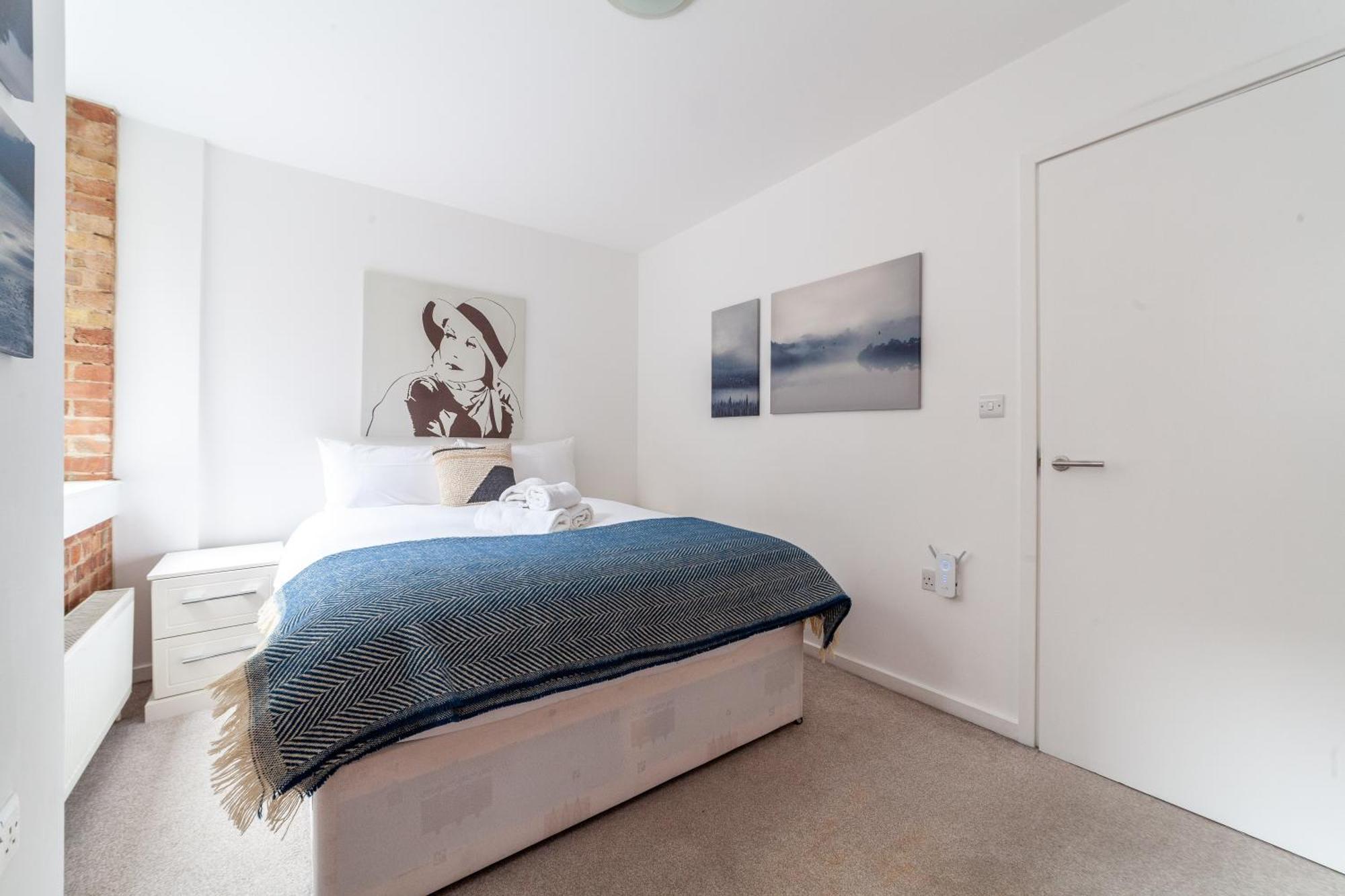 Elegance & Chic Design - 2-bedroom Haven * London