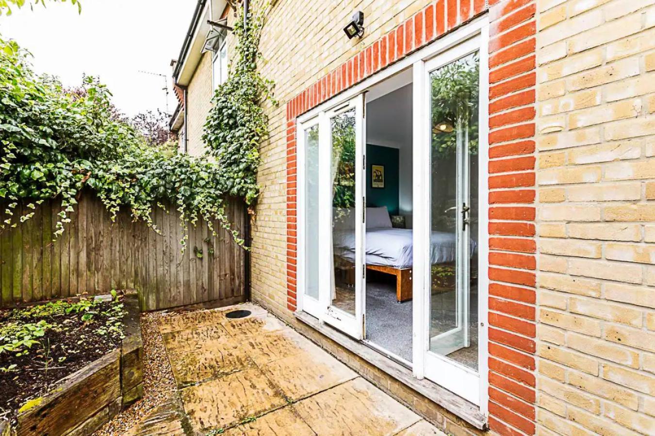 Light And Airy Upside Down House In Hackney Londen