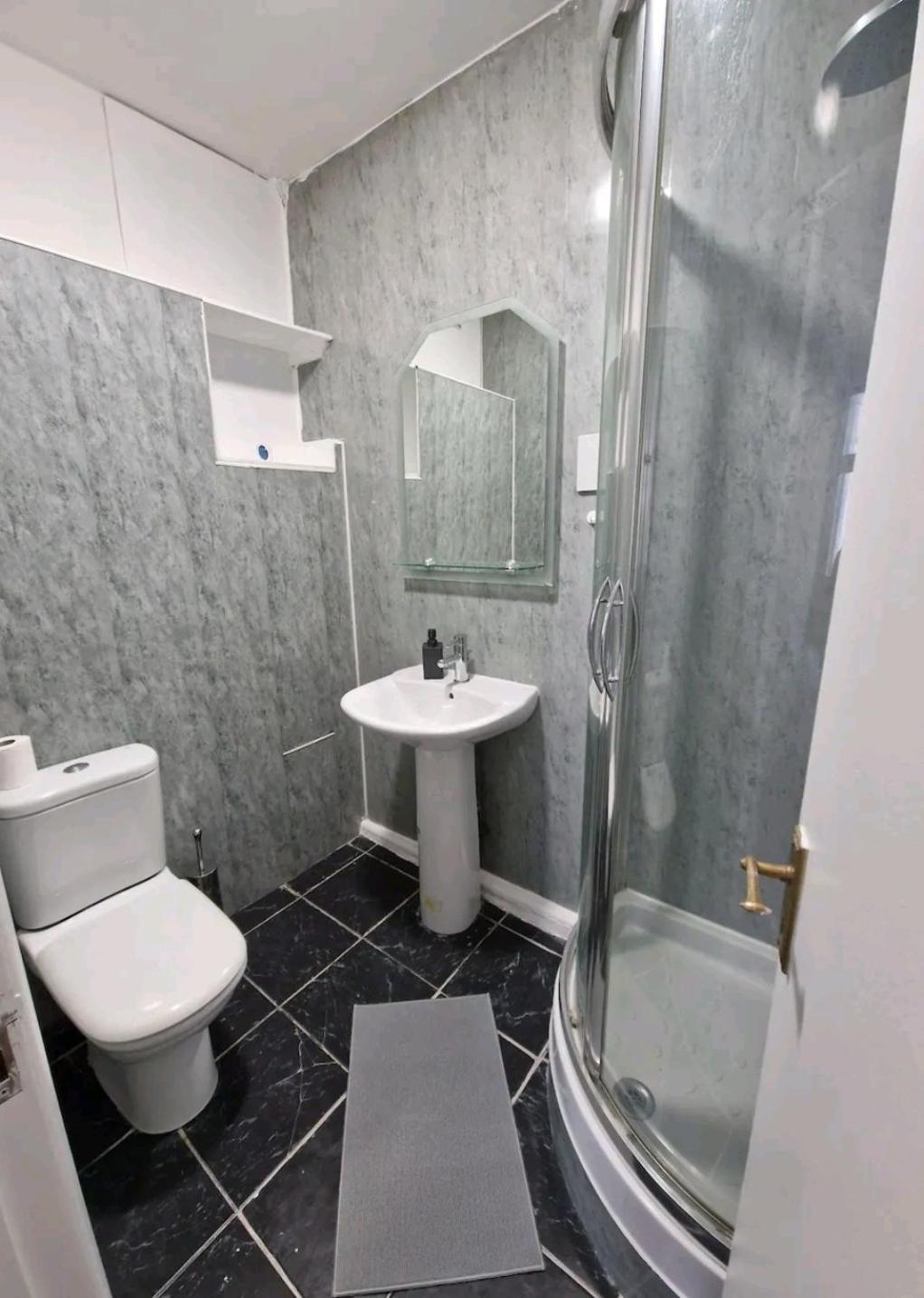 Privatunterkunft Affordable In Shared Flat, Bridge