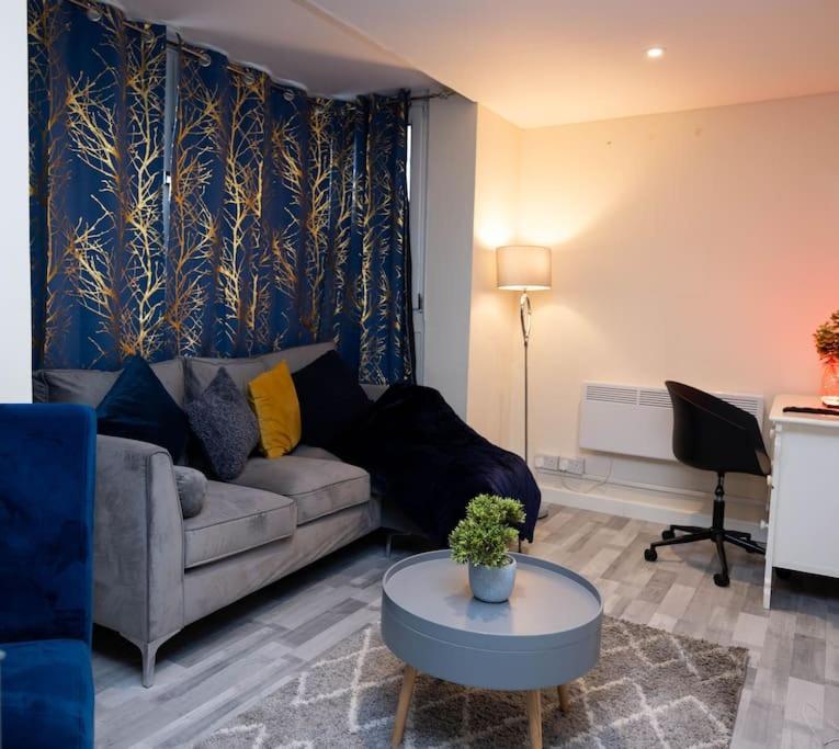 1 Bedroom-sofabed-worktable-4-wifi-parking Londra