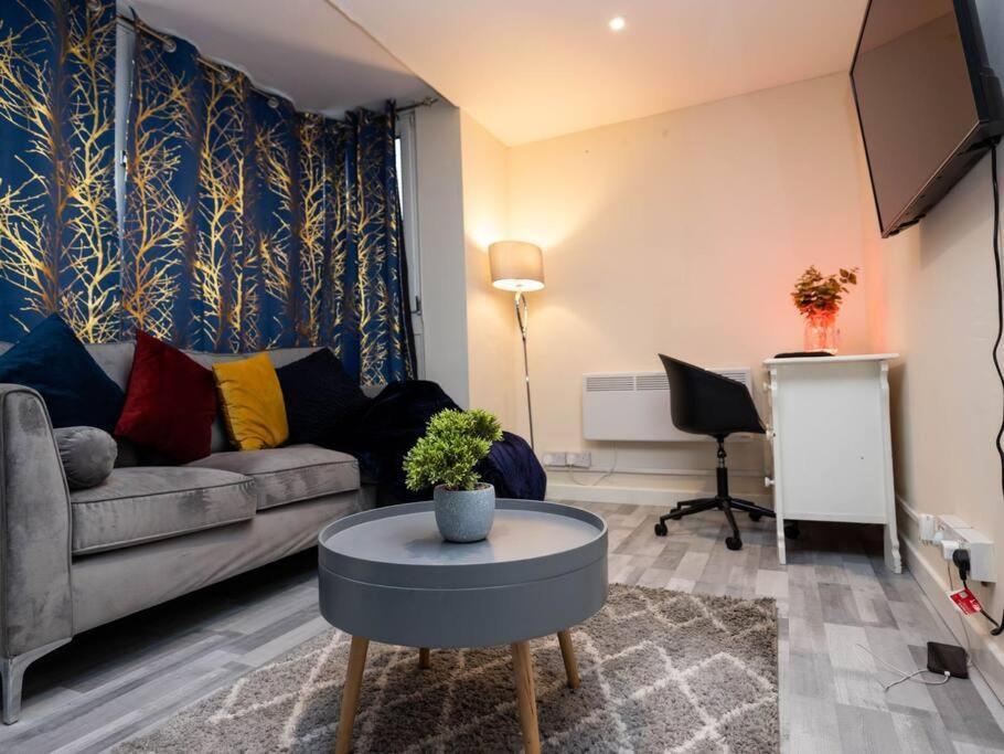 1 Bedroom-sofabed-worktable-4-wifi-parking Londra