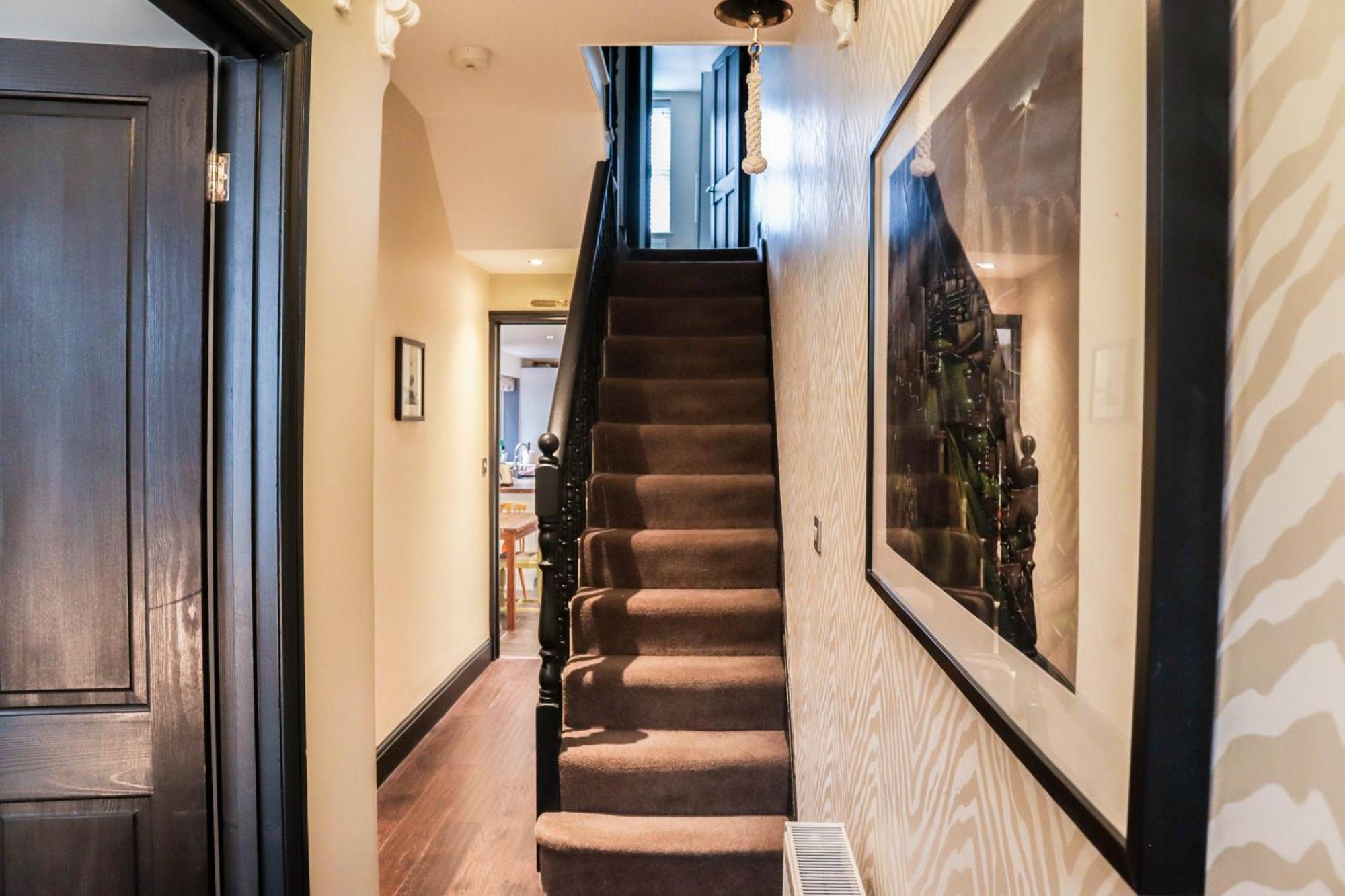 Chic 3-bedroom Family Retreat In Stratford, Fast Internet And Near Shops Hébergement de vacances *