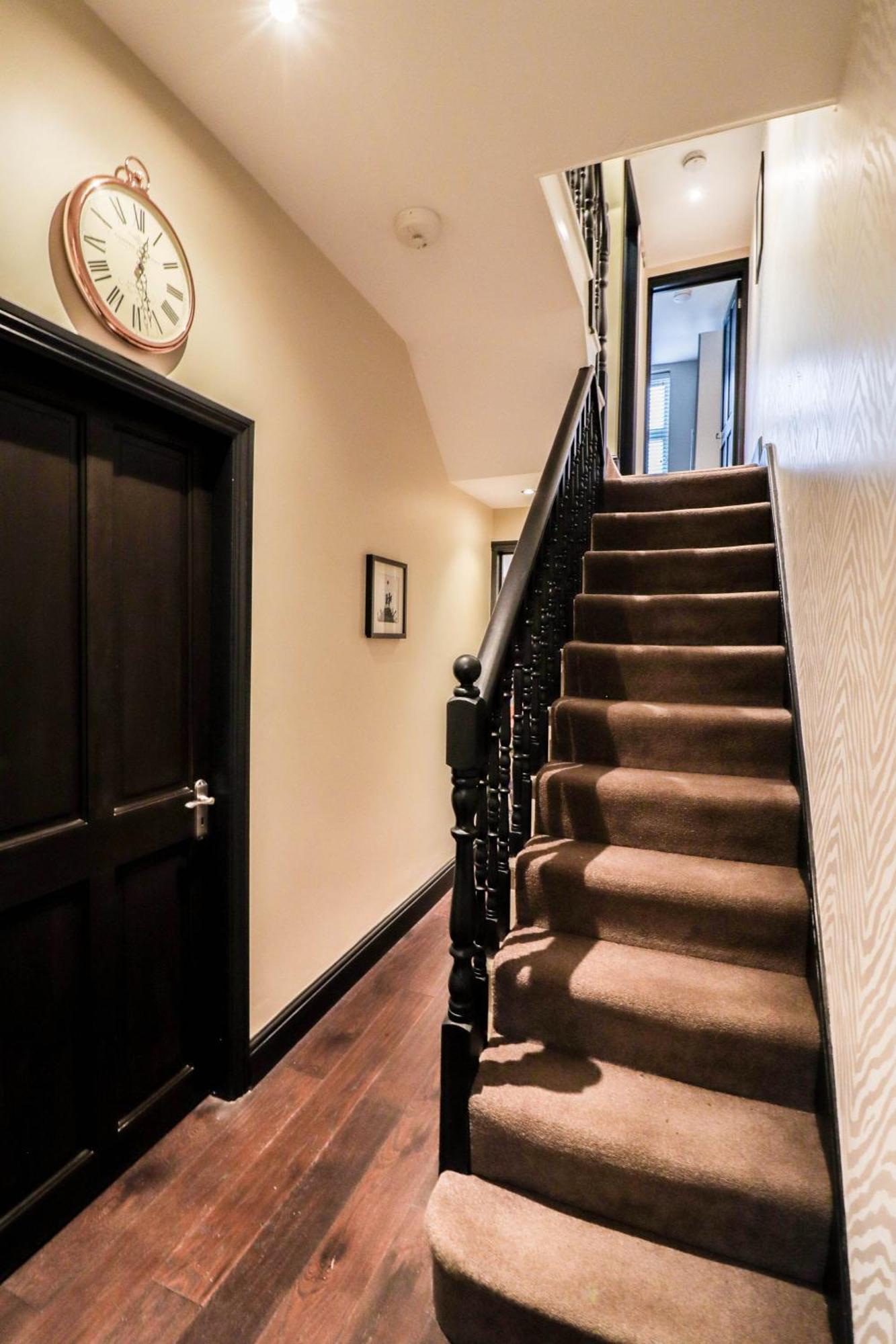 Chic 3-bedroom Family Retreat In Stratford, Fast Internet And Near Shops Hébergement de vacances