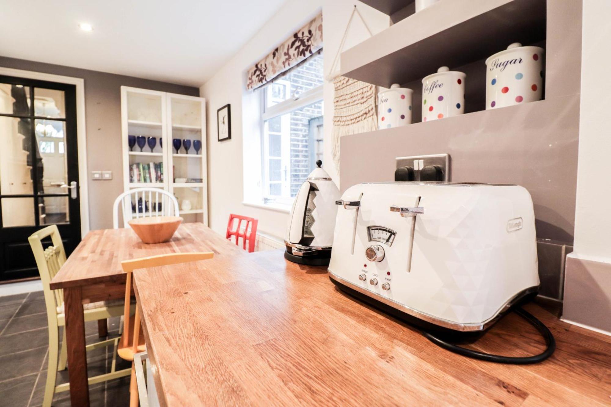 Chic 3-bedroom Family Retreat In Stratford, Fast Internet And Near Shops *