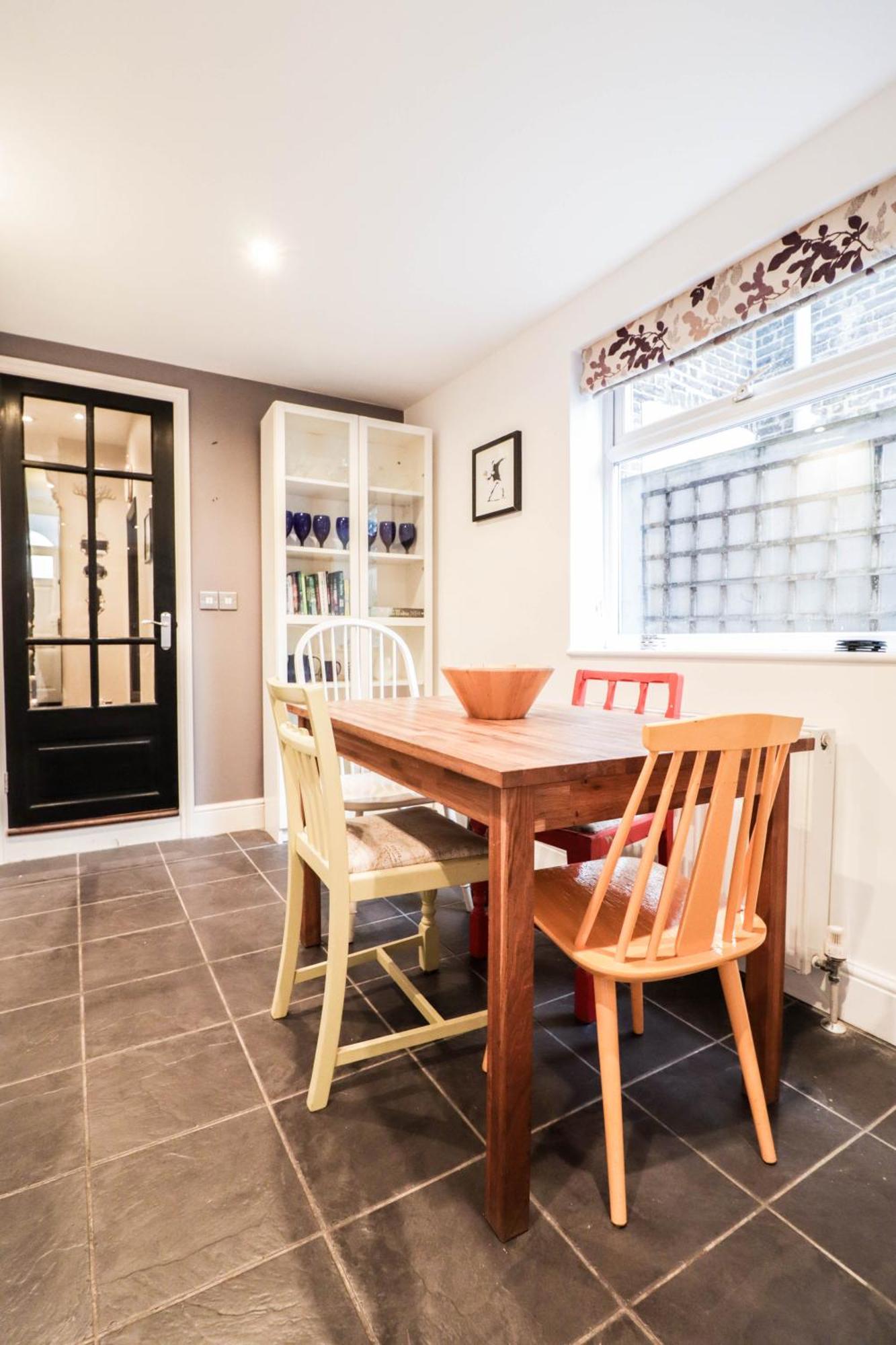 Chic 3-bedroom Family Retreat In Stratford, Fast Internet And Near Shops Hébergement de vacances Londres