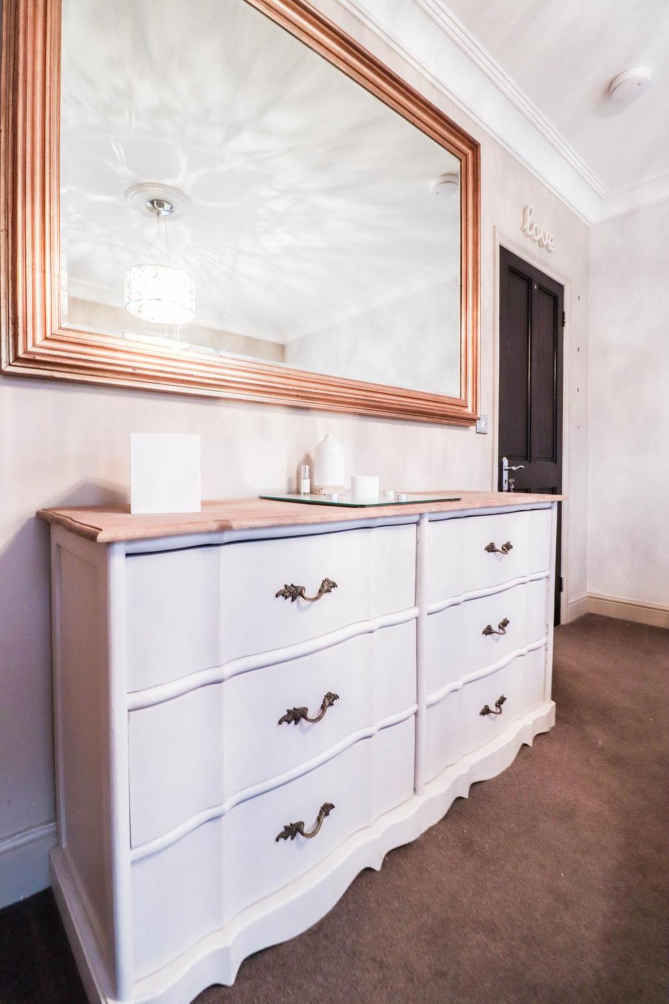 Hébergement de vacances Chic 3-bedroom Family Retreat In Stratford, Fast Internet And Near Shops *