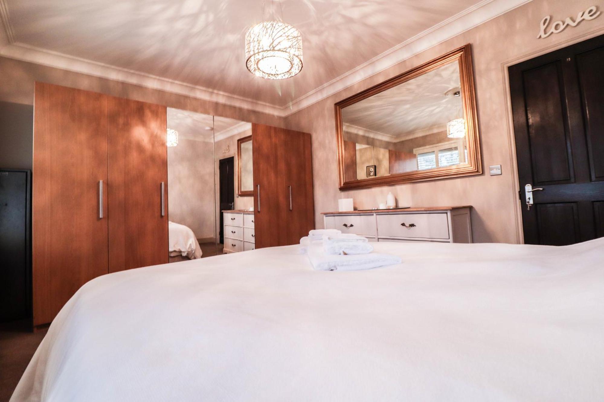 Chic 3-bedroom Family Retreat In Stratford, Fast Internet And Near Shops Londres