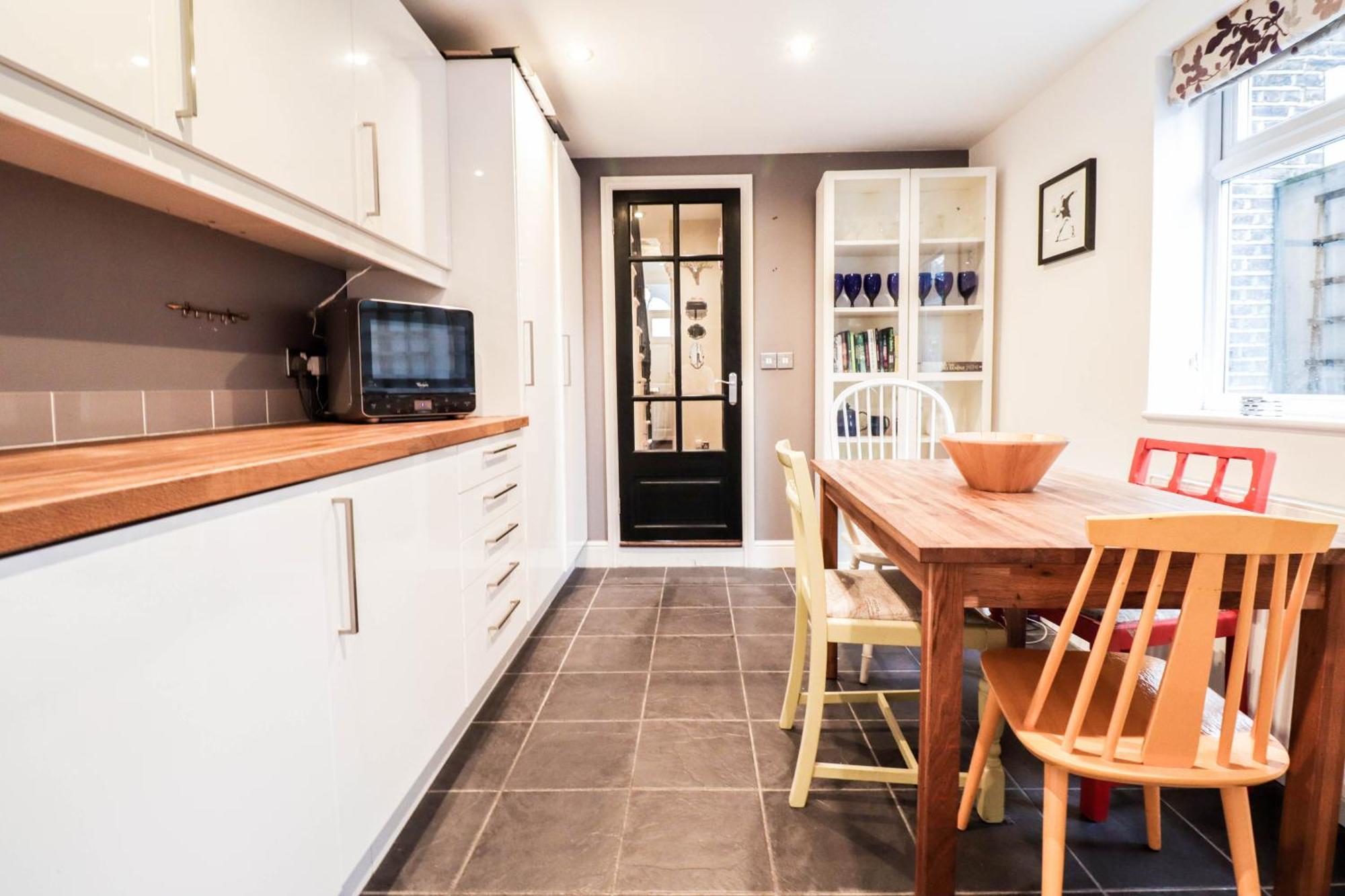 Chic 3-bedroom Family Retreat In Stratford, Fast Internet And Near Shops *