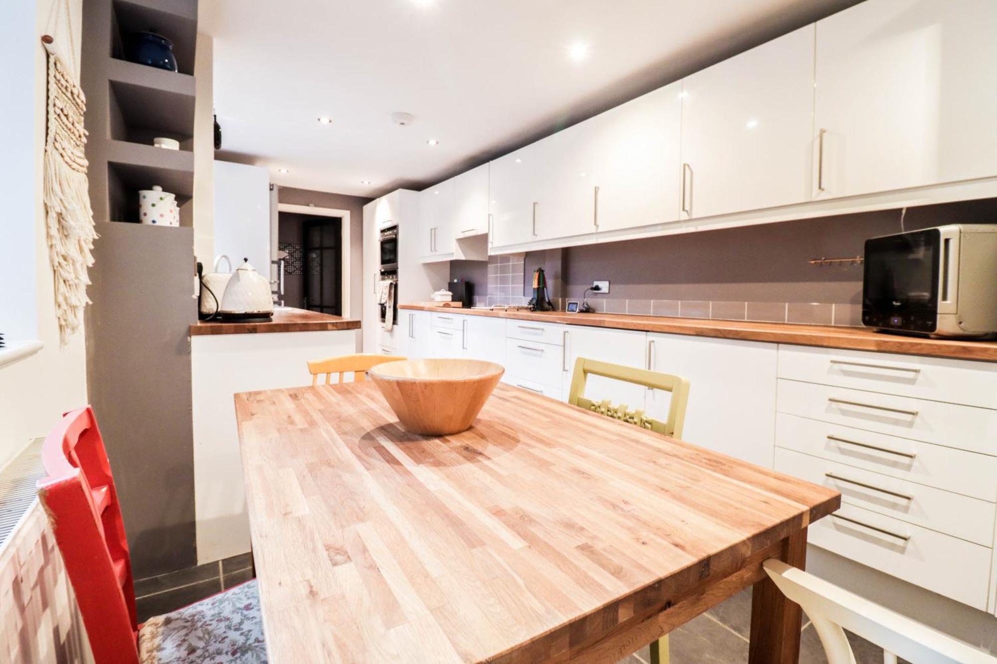 Chic 3-bedroom Family Retreat In Stratford, Fast Internet And Near Shops *