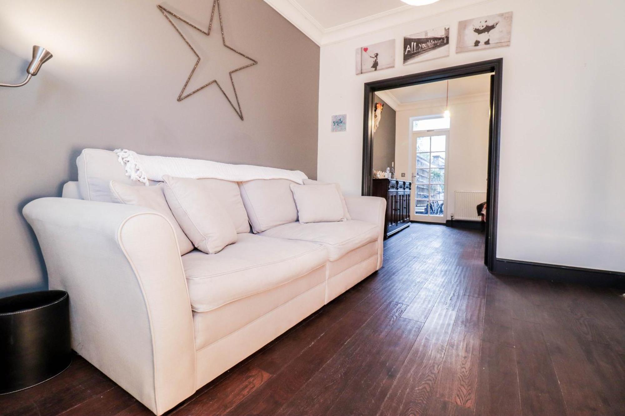 Chic 3-bedroom Family Retreat In Stratford, Fast Internet And Near Shops *