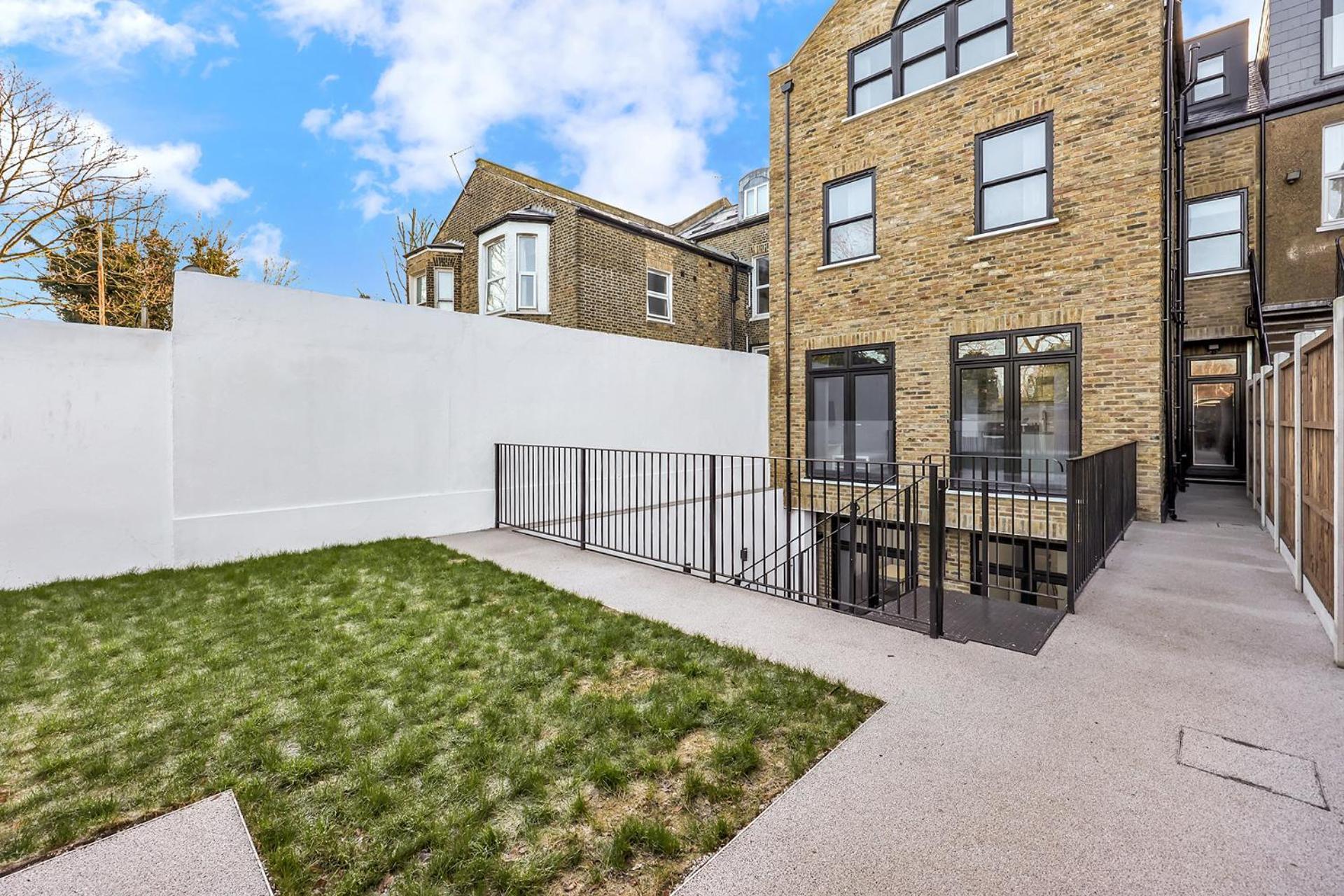 Your Cosy Modern 2 Double Bedroom Full Kitchen & Parking 5 Min Walk To Station Apartment *