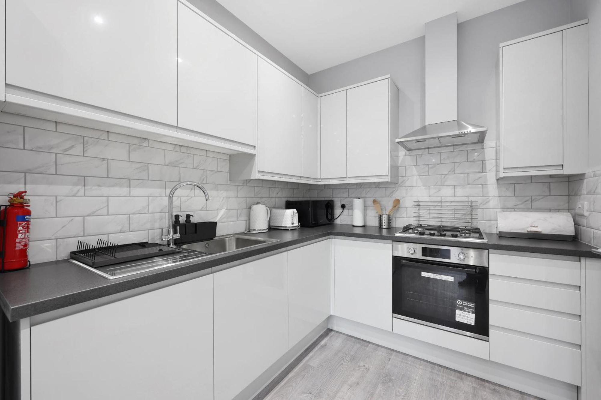 Your Cosy Modern 3 Double Bedroom - Fully Furnished - 5 Mins Walk To Stn * London