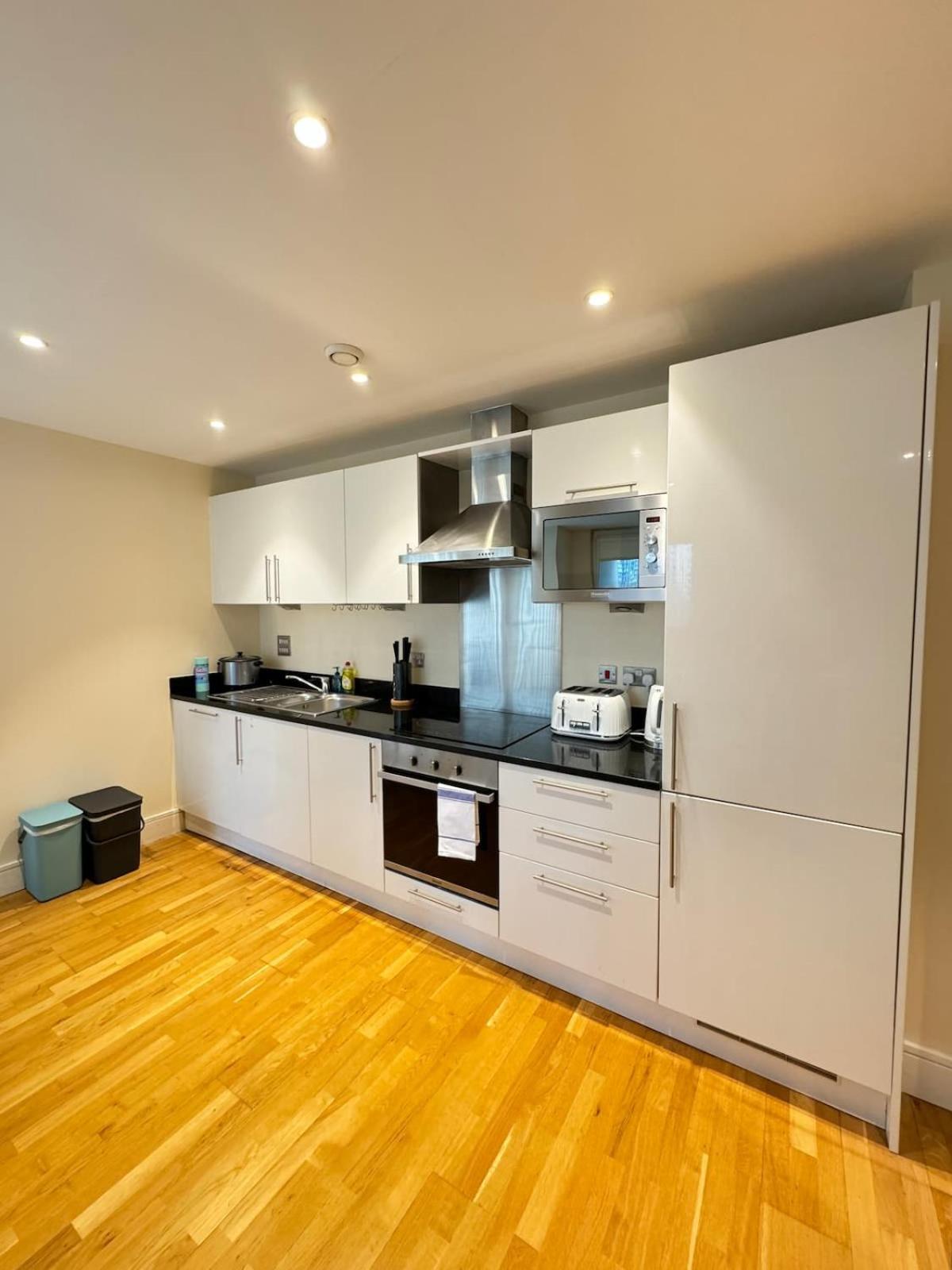 Contemporary 2bd Flat Wbalcony Canary Wharf! * London