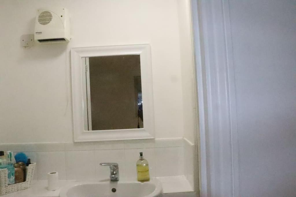 Skyline Haven - Modern 2br Free Parking & 4ktv Apartment