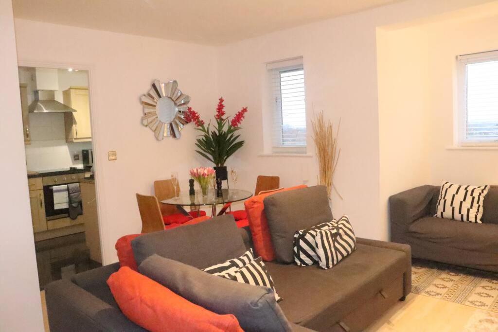 Skyline Haven - Modern 2br Free Parking & 4ktv Apartment London