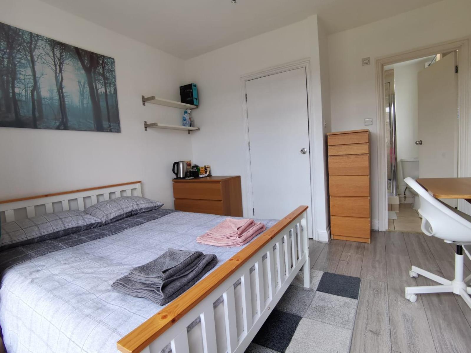 Double Bedroom With A Balcony And Ensuite Bathroom For Short Or Long In Canary Wharf With Direct Train From Heathrow, Also Convenient From Stansted And Gatwick Airport, 10 Minutes From Airport And Excel, 16 Minutes To Westmins London