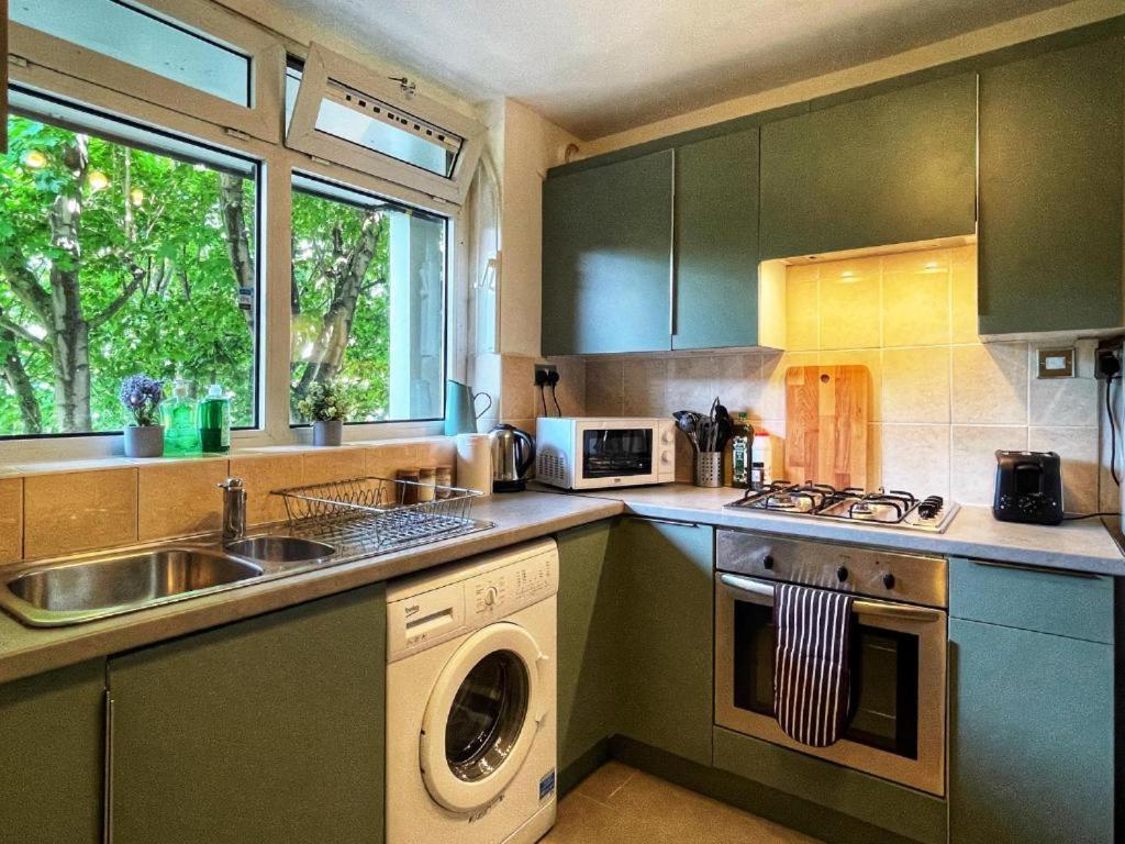 Appartement Tom Place In Mile End - 2 Double Beds, 1 Bunk Bed, Max 6, Spacious, Ideal For Families *