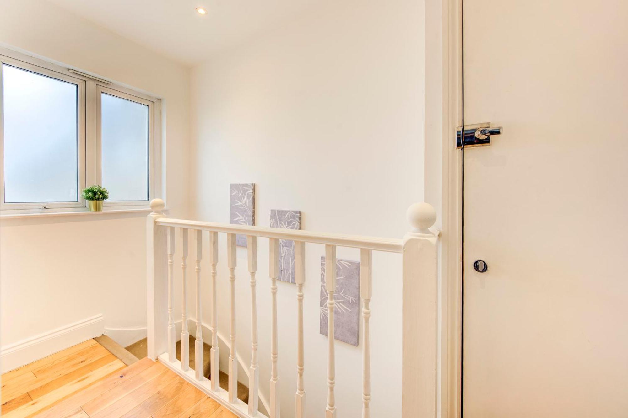 Spacious 1 Bed Near Central - 5 Per Cent Off Weekly Bookings ! * Londra