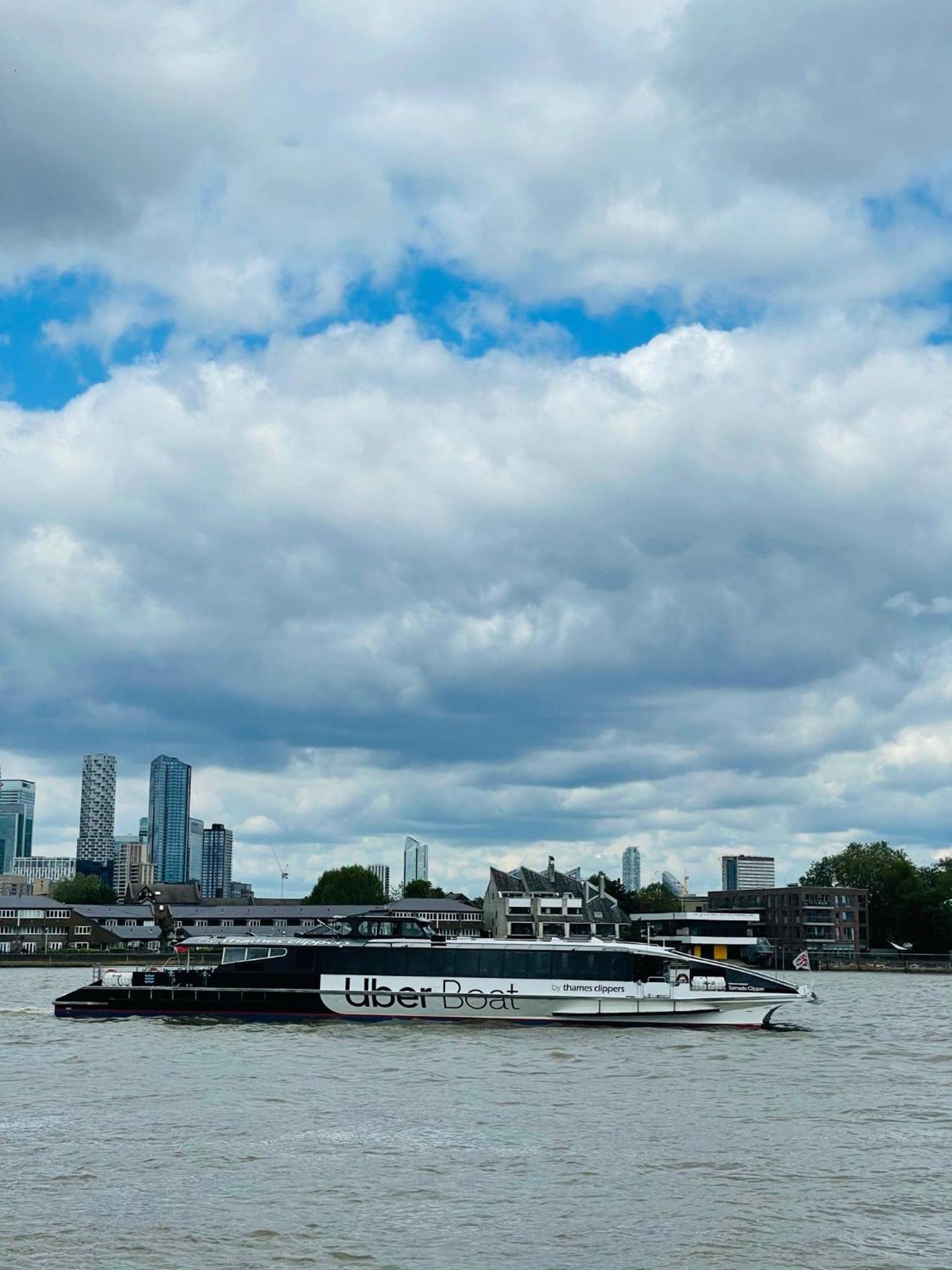 Greenwich With A River View & Balcony Near The 02 Arena & North Greenwich With Free Wifi & Fast Links Into Apartment