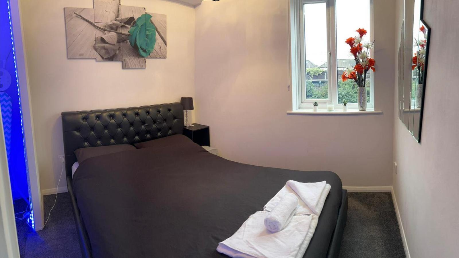 Sleek & Stylish - E15 With Parking Apartment London