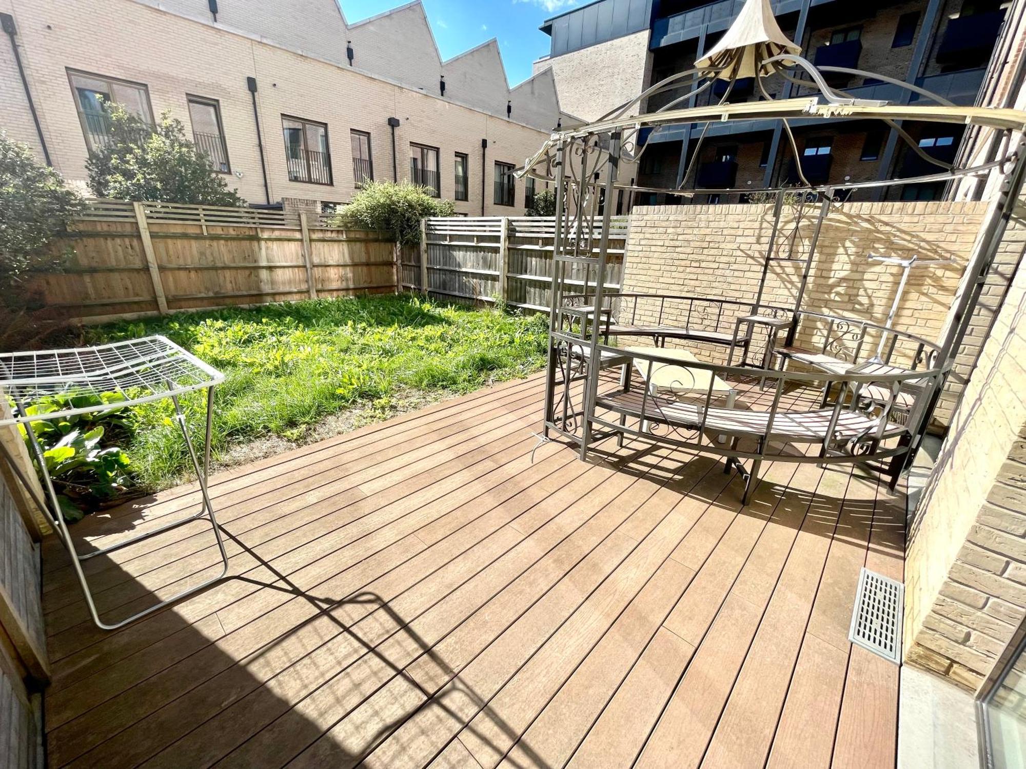 Stratford Luxury House, 5 Minutes Walk Station, Westfield, 3 Bedrooms 3 Bathrooms, Reception, Garden, Parking * London