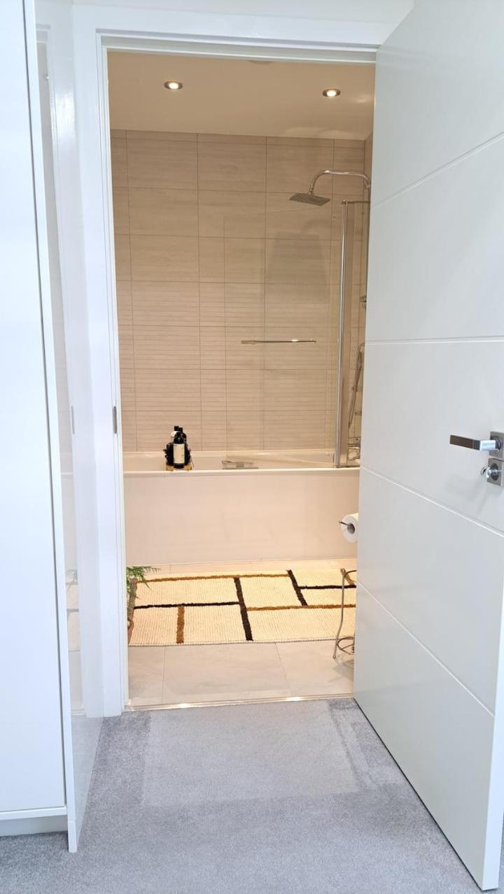 Cozy Double With Large En Near Canary Wharf With Amazing Views In A Shared Homestay *