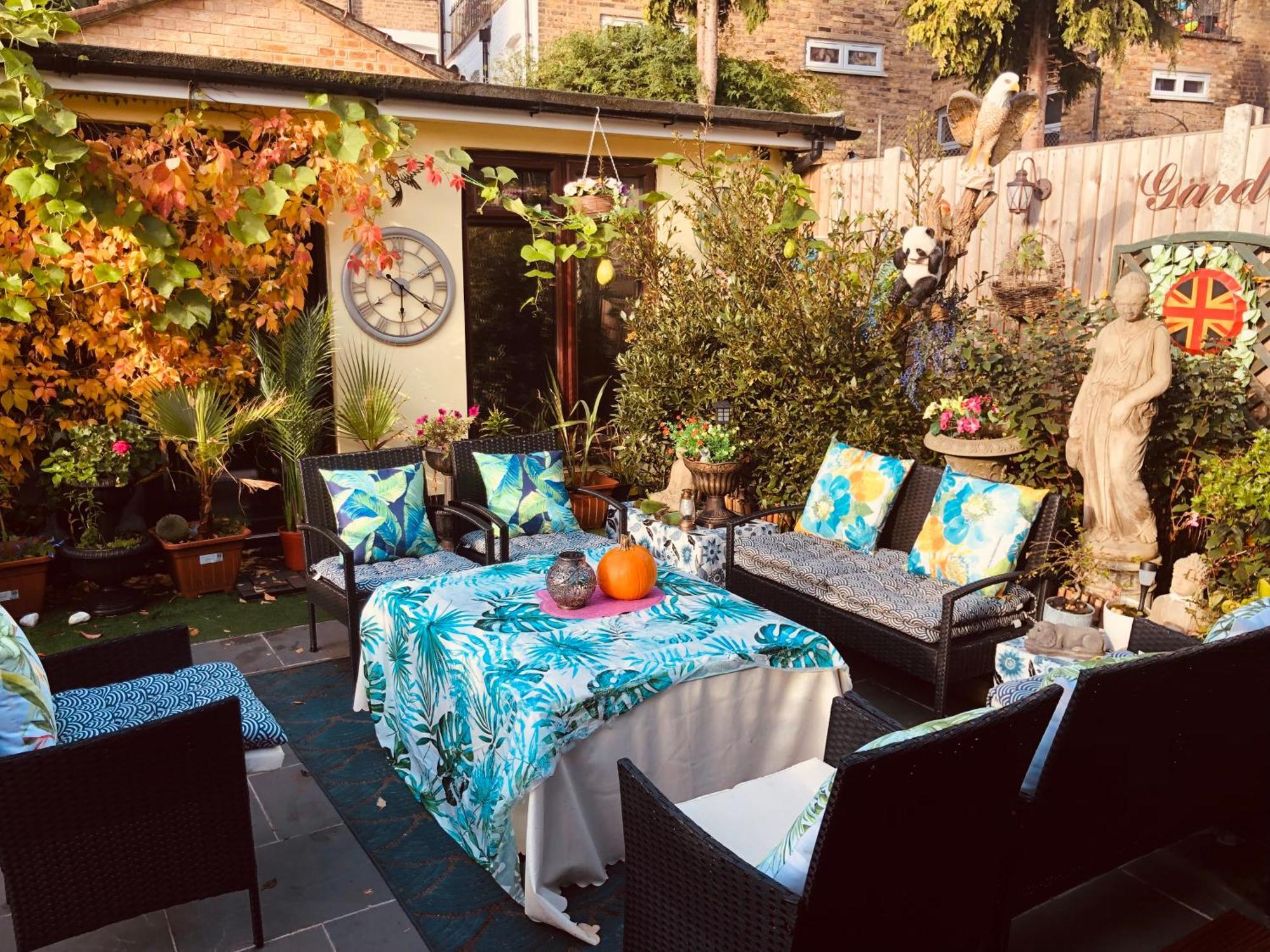 Feriehus Cheerful 4 Bedroom House With Garden Free Parking