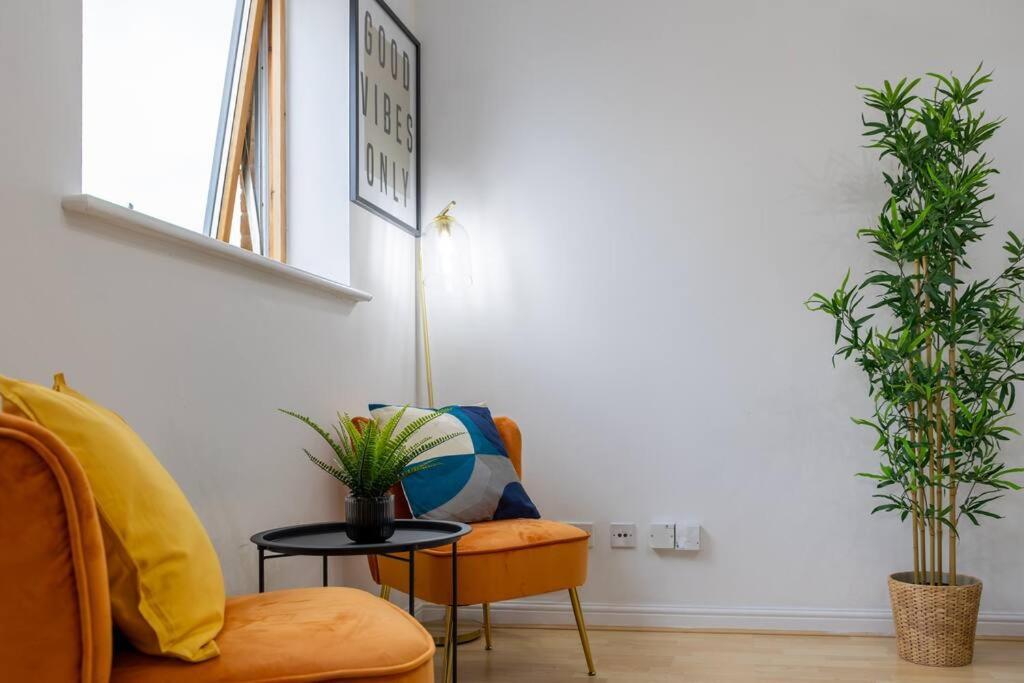 Morden Apartment, By The Sea With Free Parking