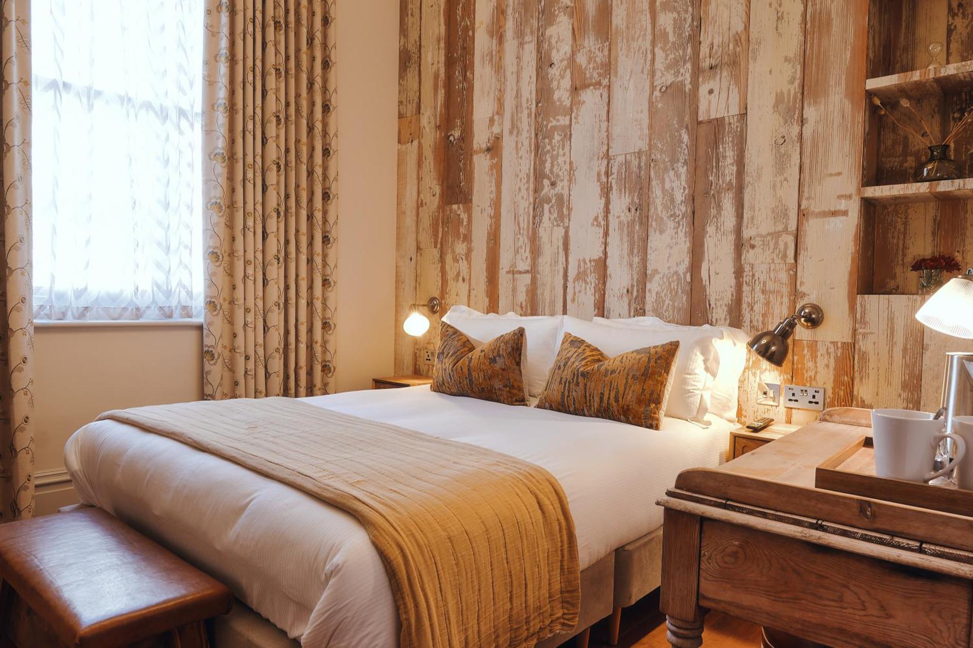 The Black Lion Pub & Boutique Kro London